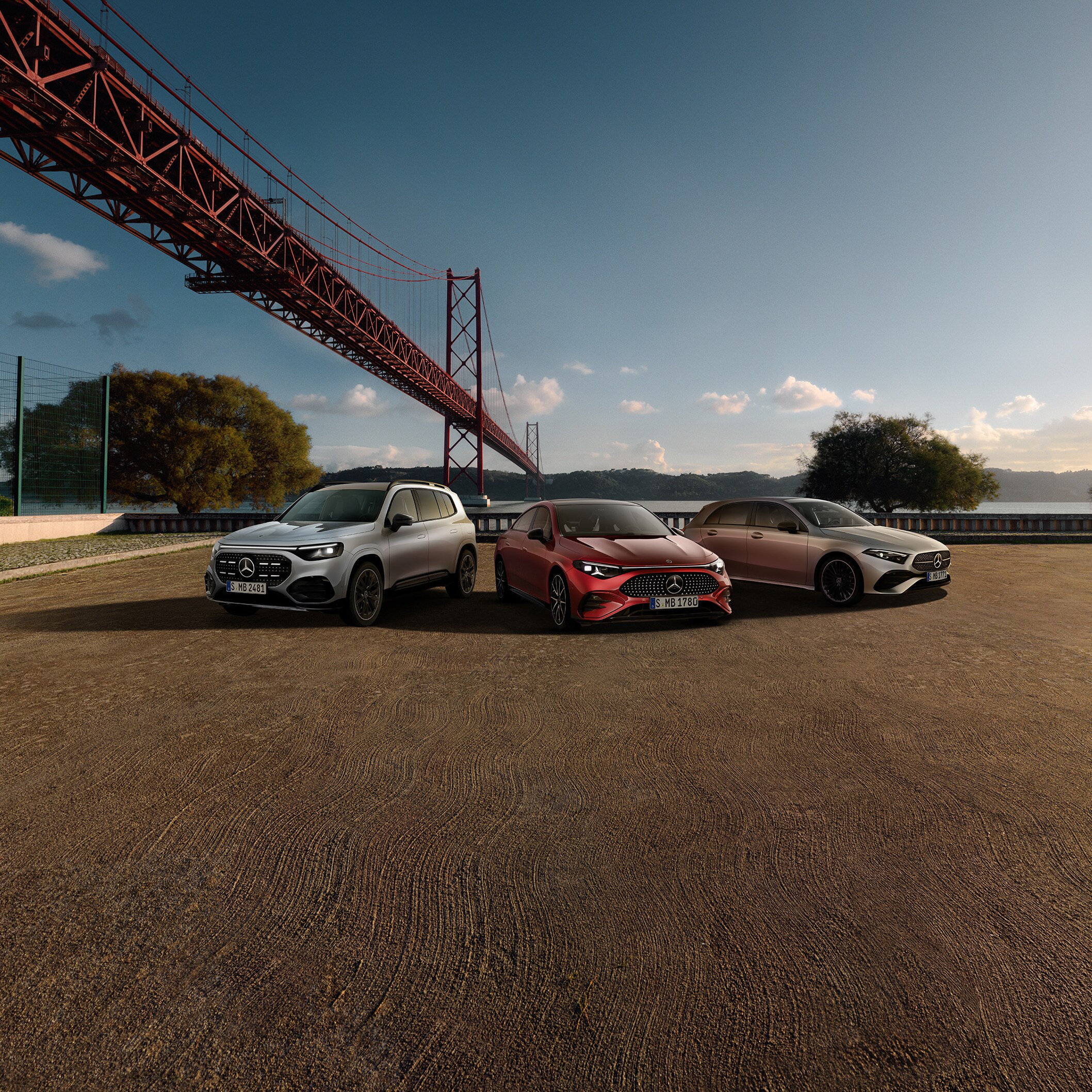 3 Mercedes-Benz Modelle stehend vor einer Brücke.