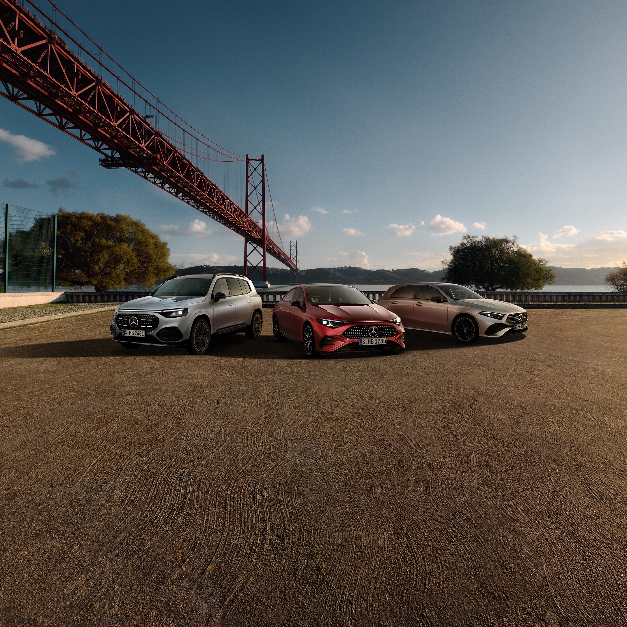 3 Mercedes-Benz Modelle stehend vor einer Brücke.