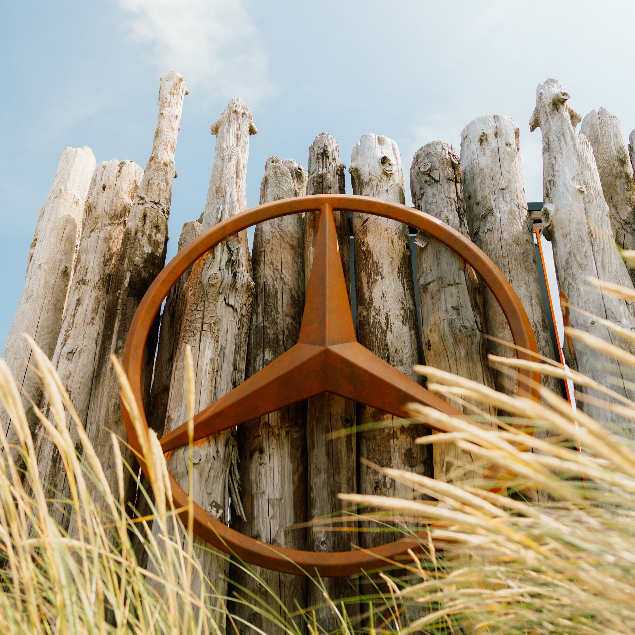 Der Mercedes-Benz Stern in den Dünen.