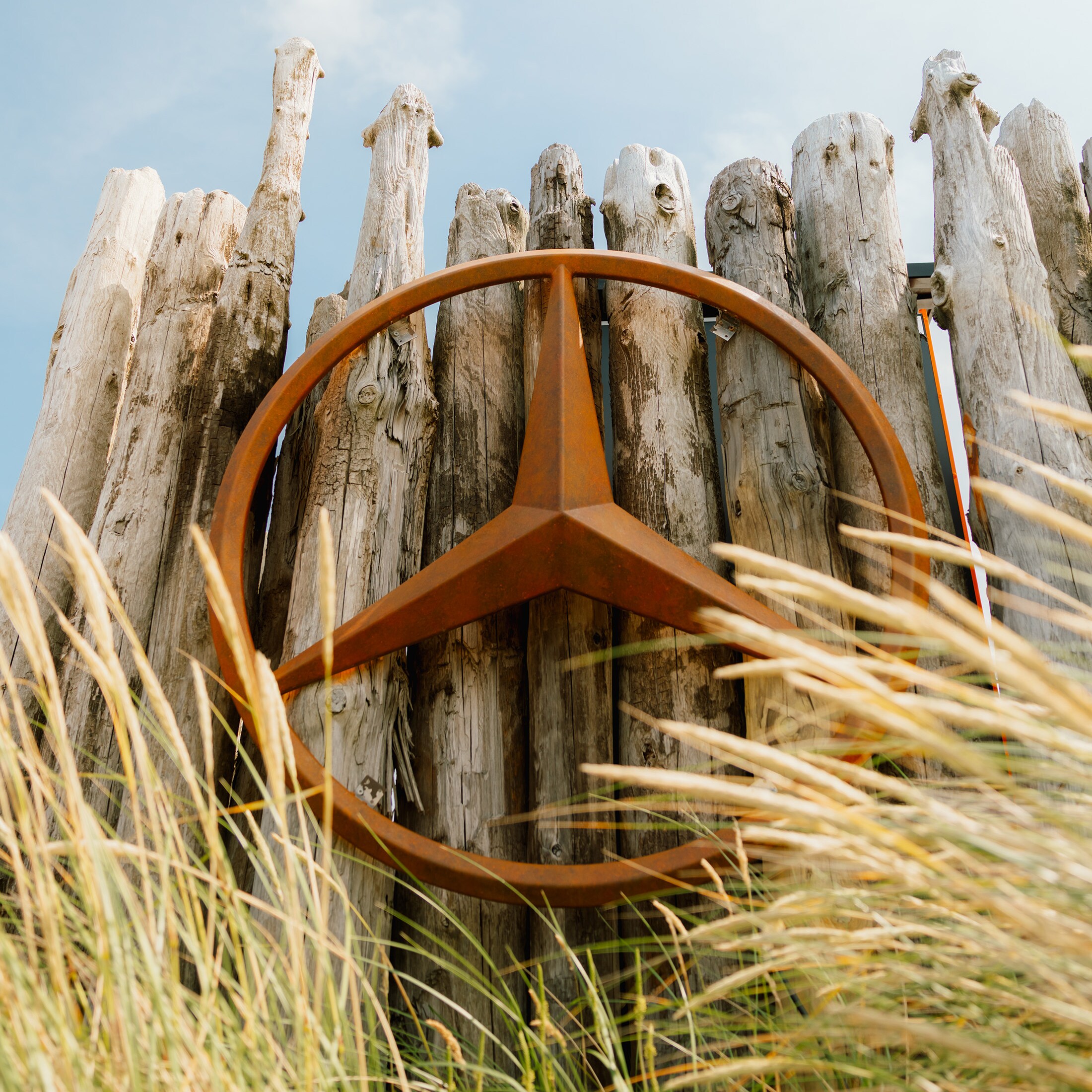 Der Mercedes-Benz Stern in den Dünen.