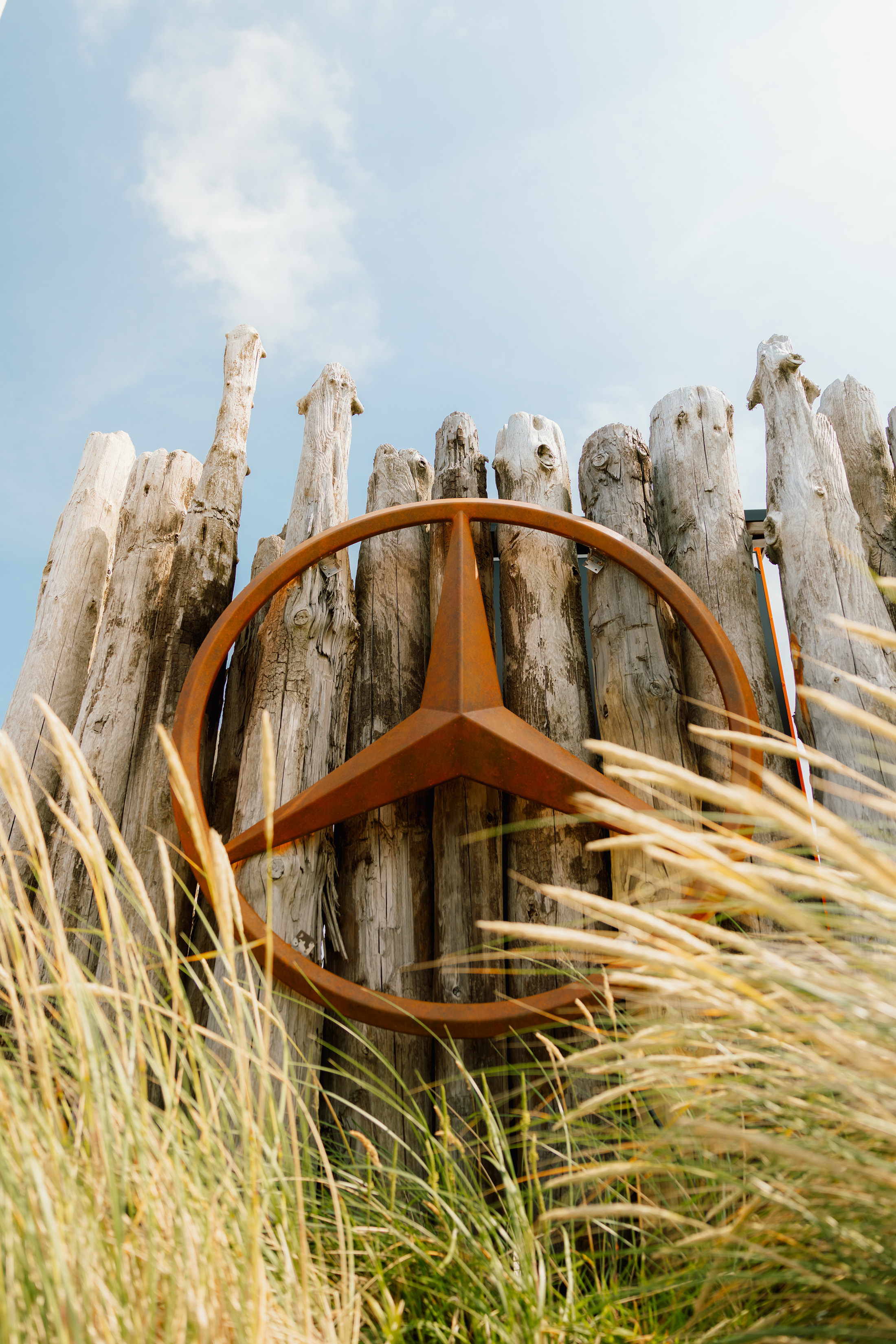 Der Mercedes-Benz Stern in den Dünen.