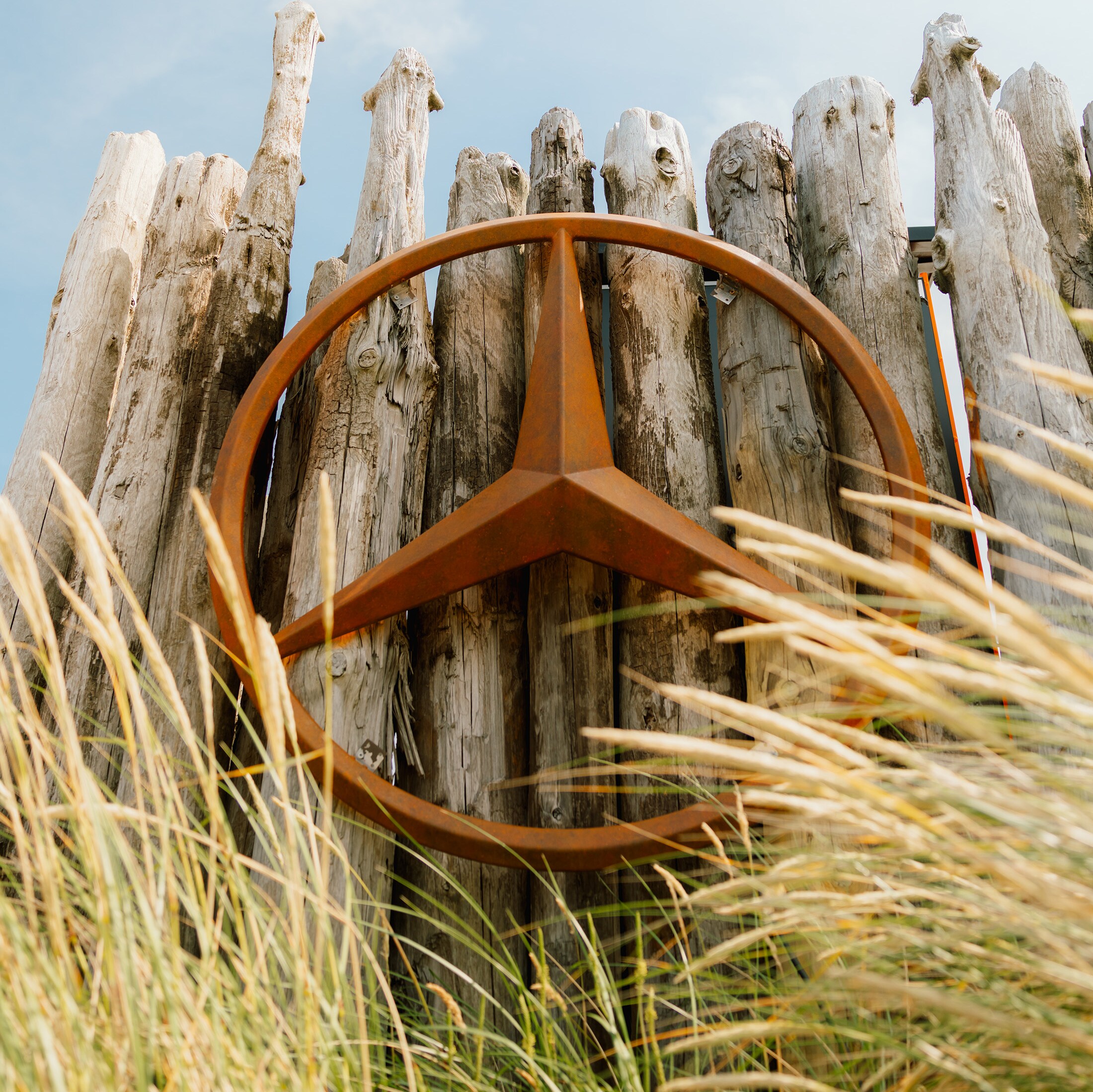 Der Mercedes-Benz Stern in den Dünen.