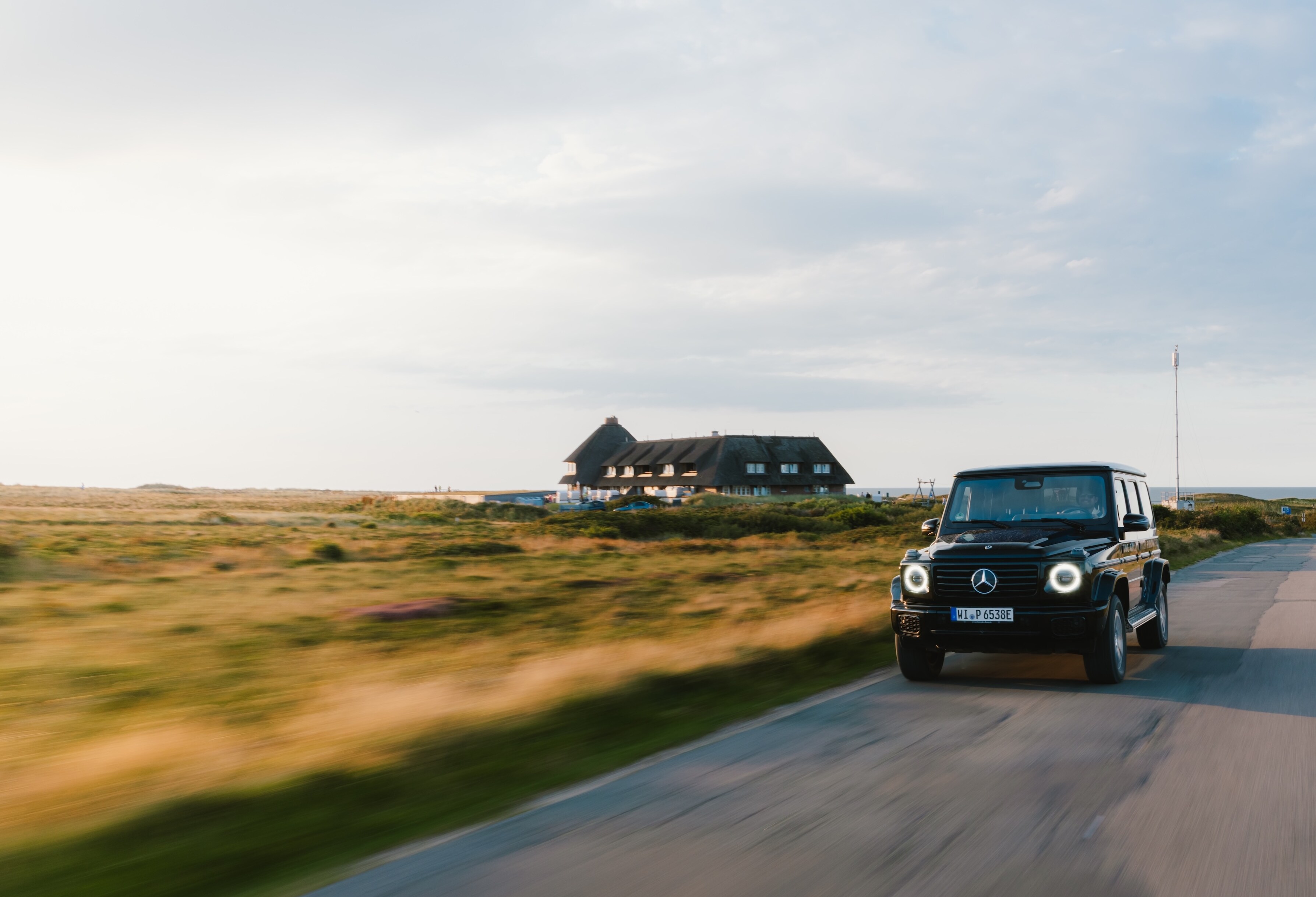 Ein Mercedes-benz fahrend auf einer Straße auf Sylt.
