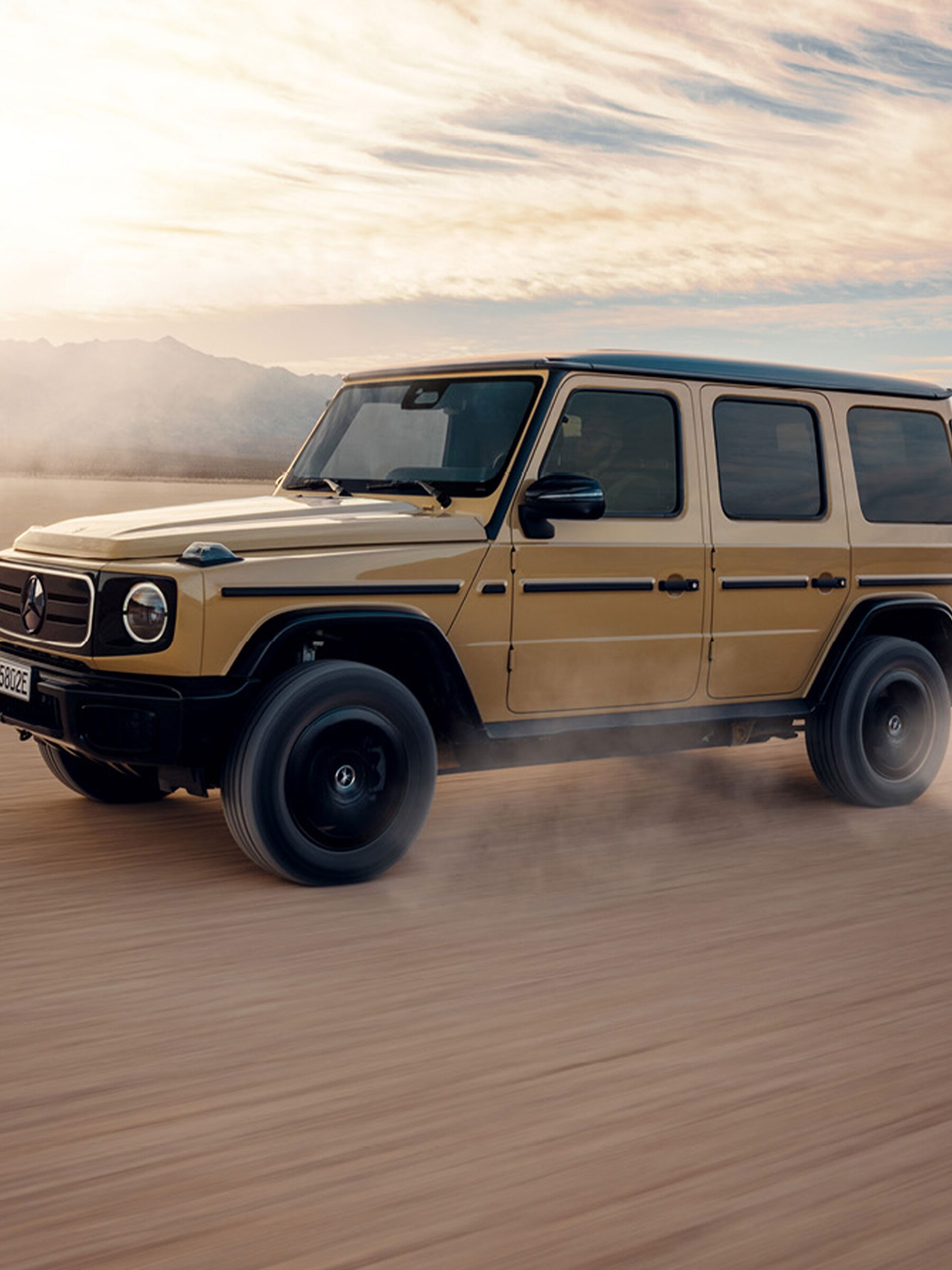 Fahrende G-Klasse 580 am Strand.