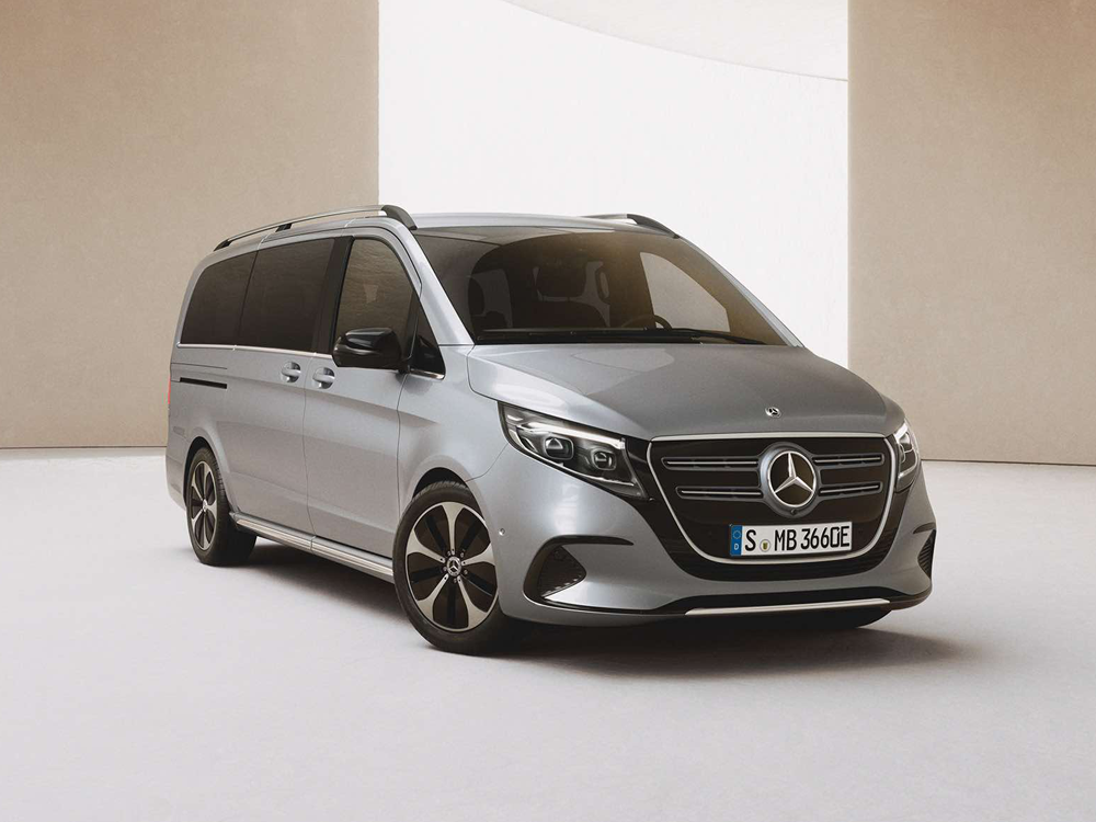 Vollelektrische Modelle | Mercedes-Benz. EQV in einer seitlichen Frontansicht.