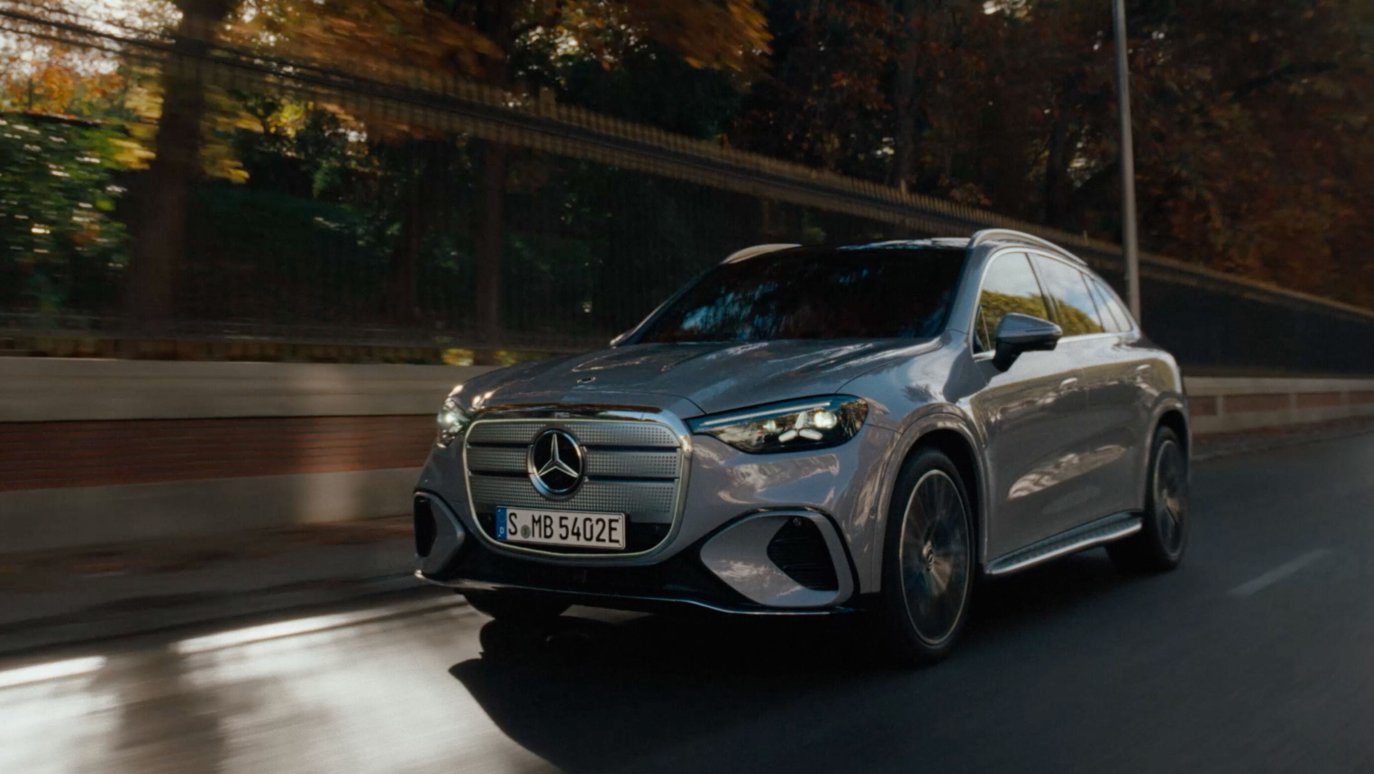 Ein GLC fahrend auf einer Straße.