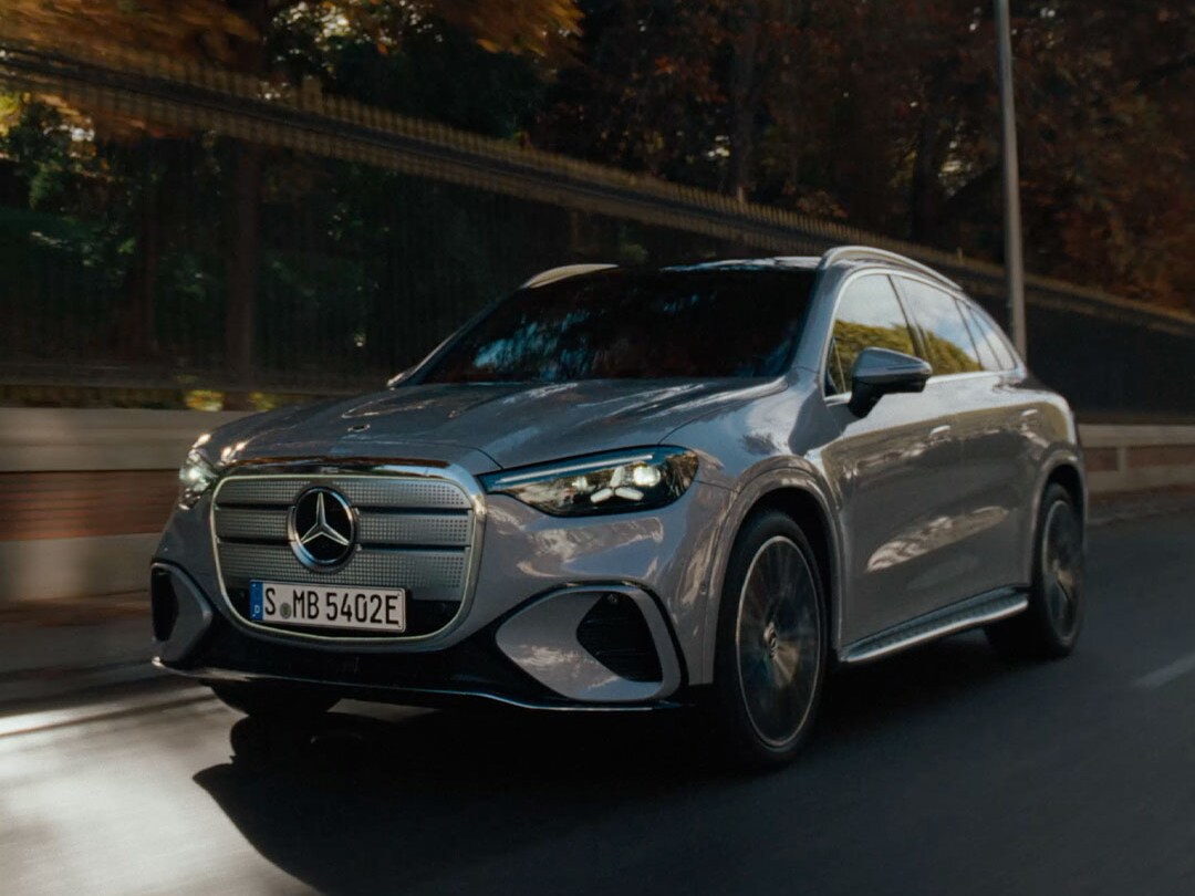 Ein fahrender GLC auf einer Straße.