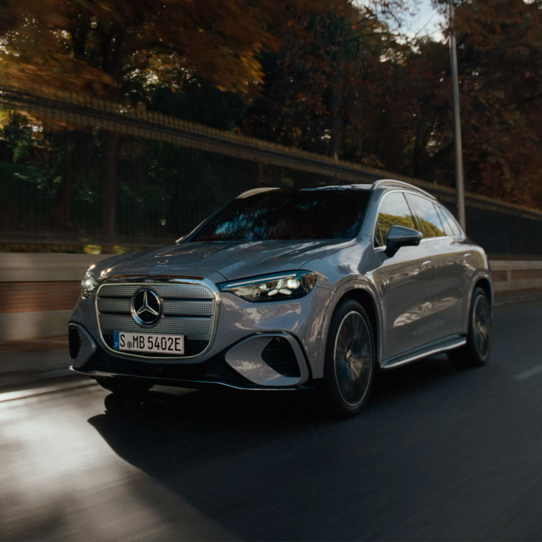 GLC | Mercedes-Benz Ein fahrender GLC auf einer Straße.