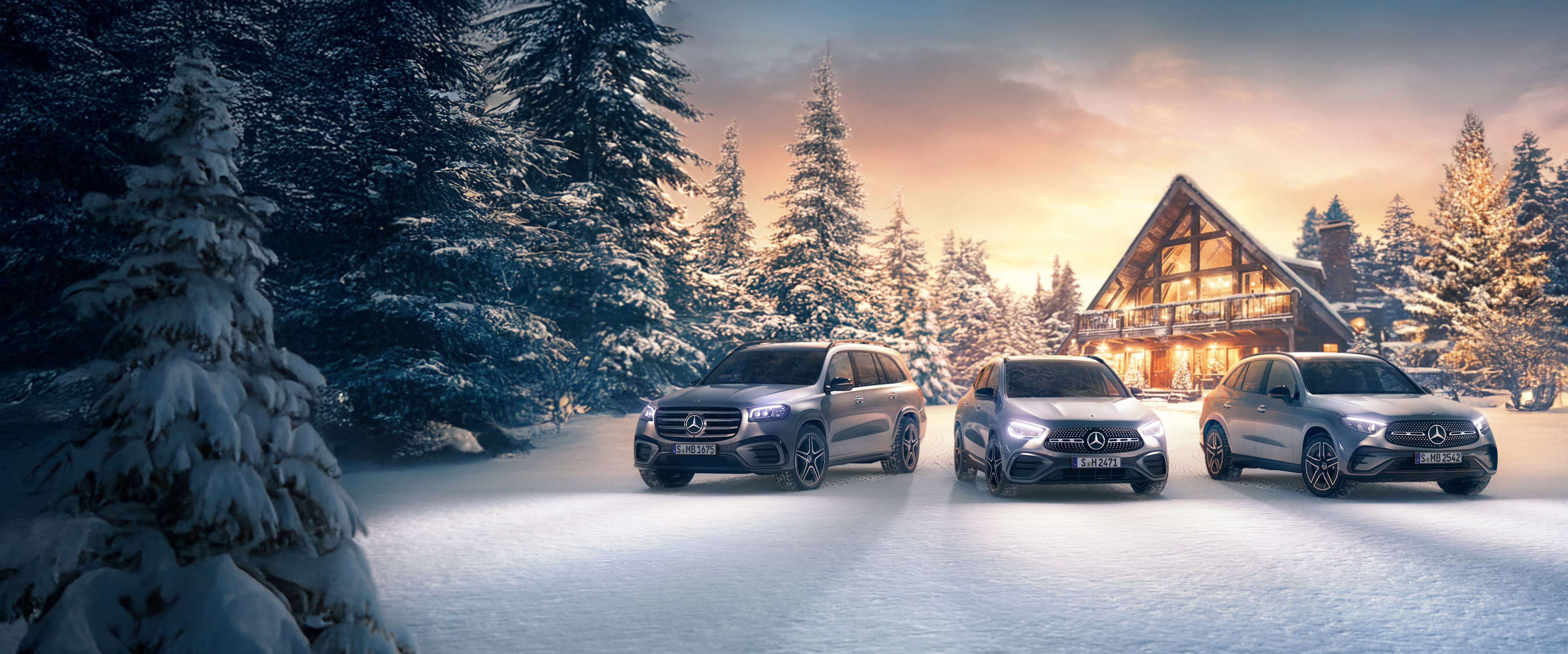 Eine Winterlandschaft mit 3 verschiedenen Mercedes-Benz SUV Modellen.