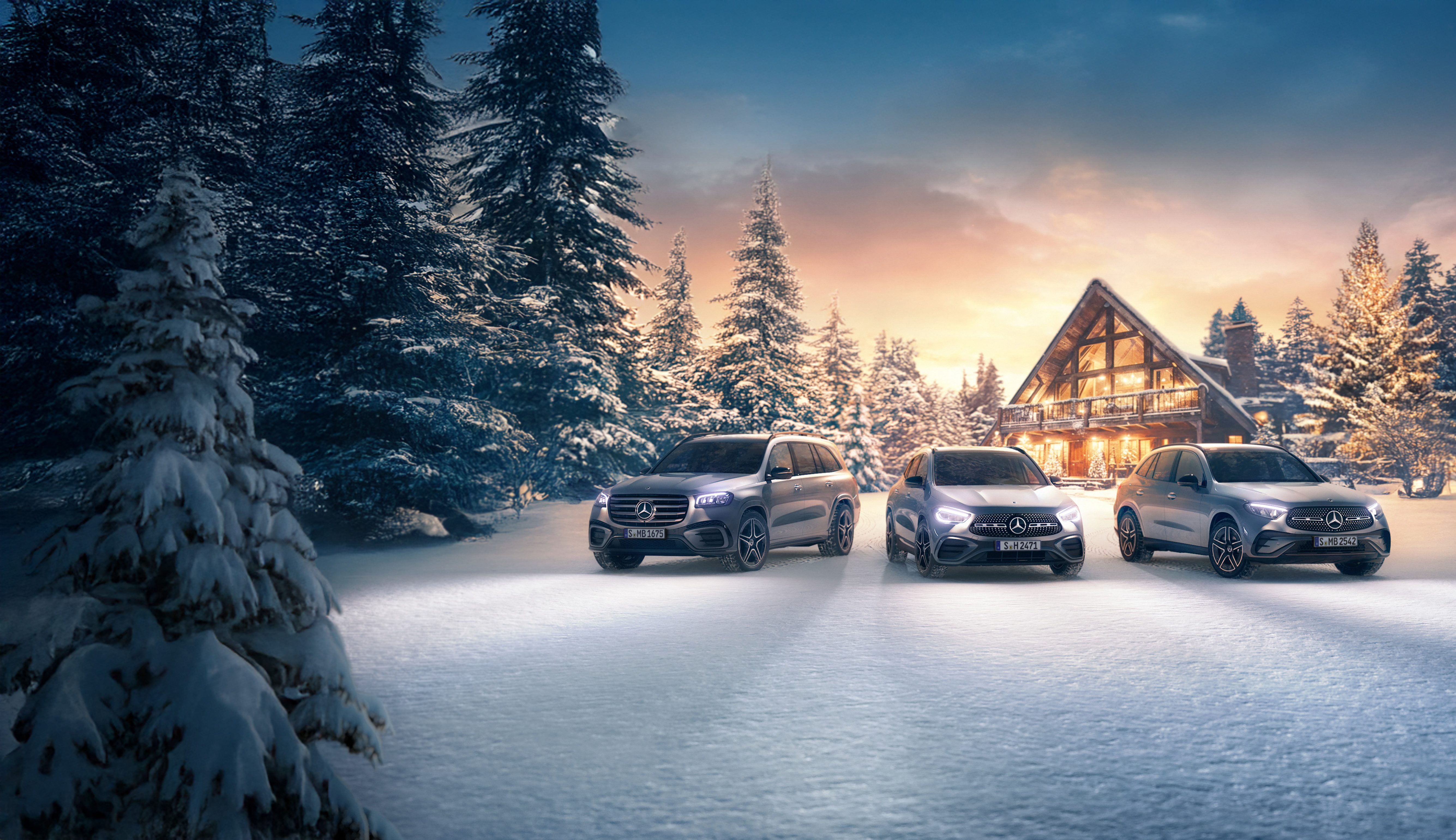 Holidays with love Eine Winterlandschaft mit 3 verschiedenen Mercedes-Benz SUV Modellen.