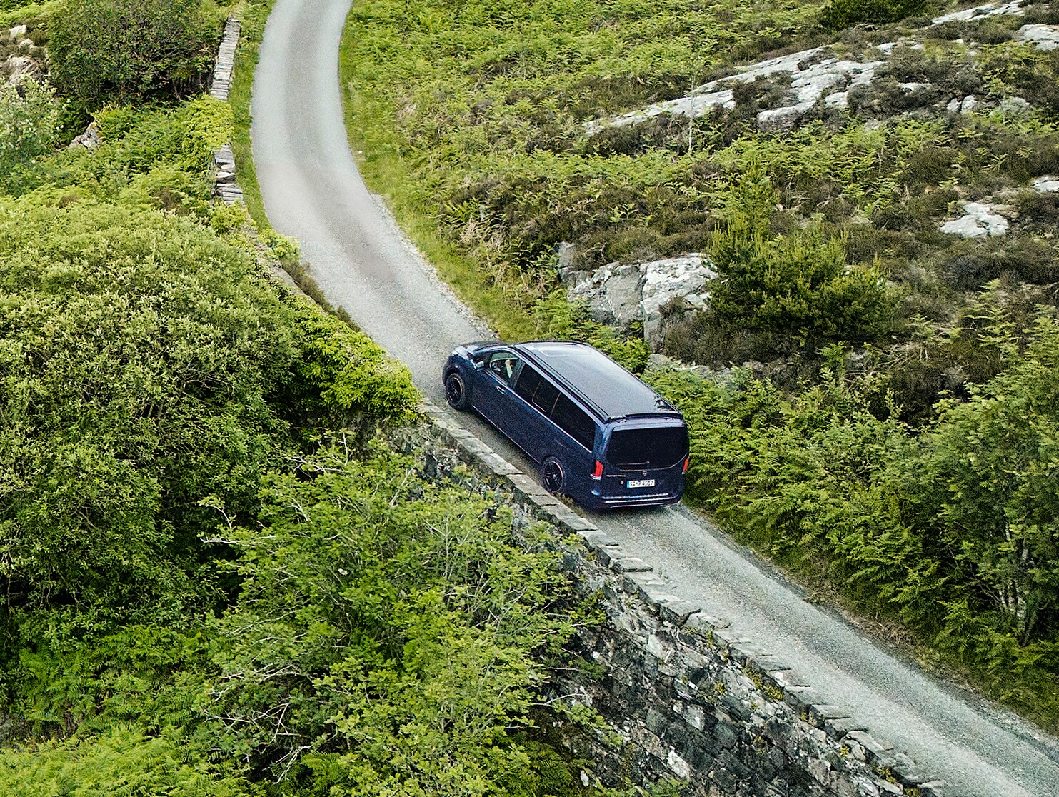 Ein Marco Polo von Mercedes-Benz fährt eine geschwungene Straße in Schottland entlang.