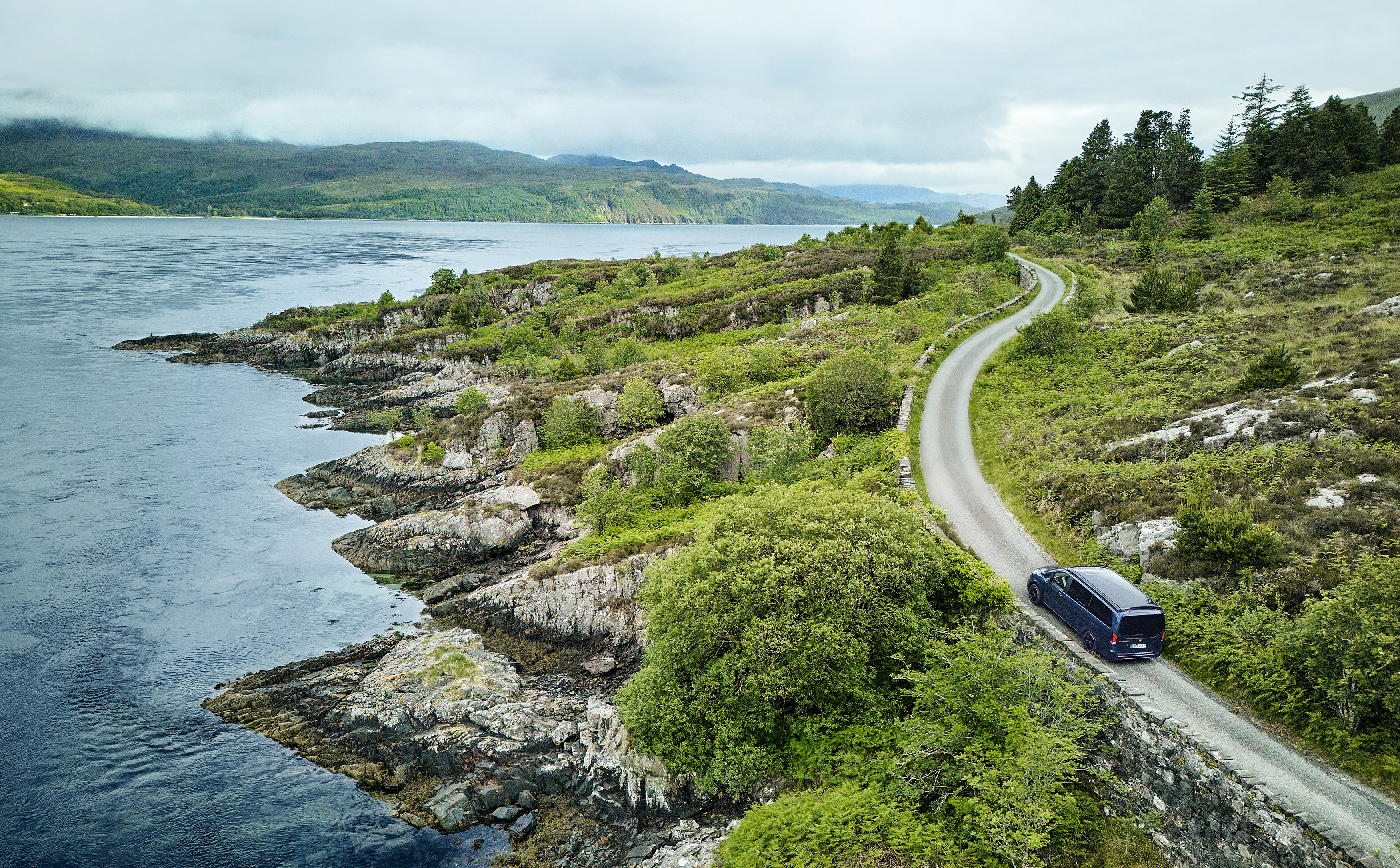 Marco Polo Leasing Finanzierung Angebot | Mercedes-Benz. Ein Marco Polo von Mercedes-Benz fährt eine geschwungene Straße in Schottland entlang.