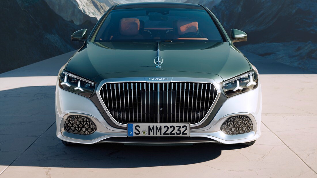 Die Mercedes-Benz S-Klasse in Frontansicht, parkend vor einer Bergkulisse.