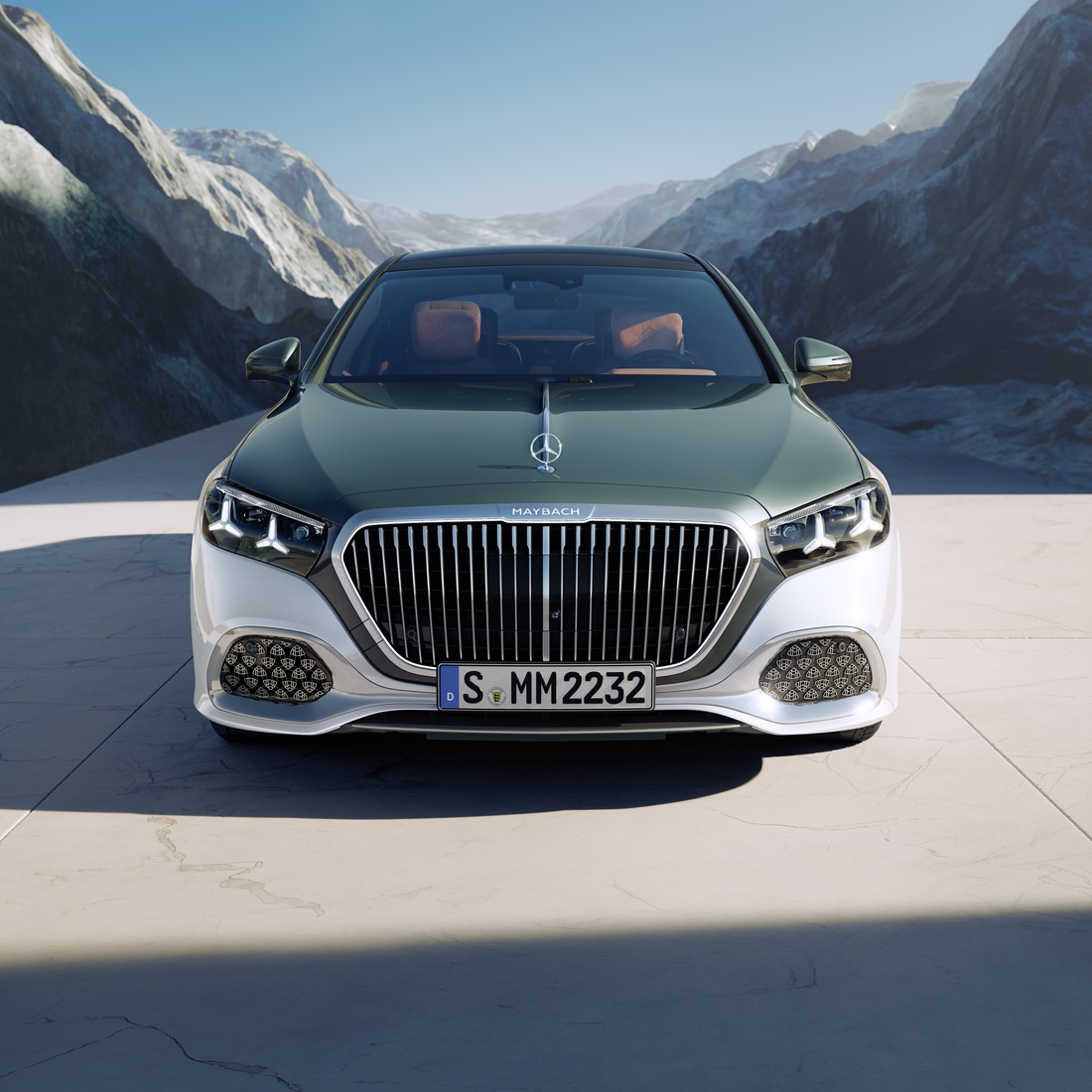 Die Mercedes-Benz S-Klasse in Frontansicht, parkend vor einer Bergkulisse.