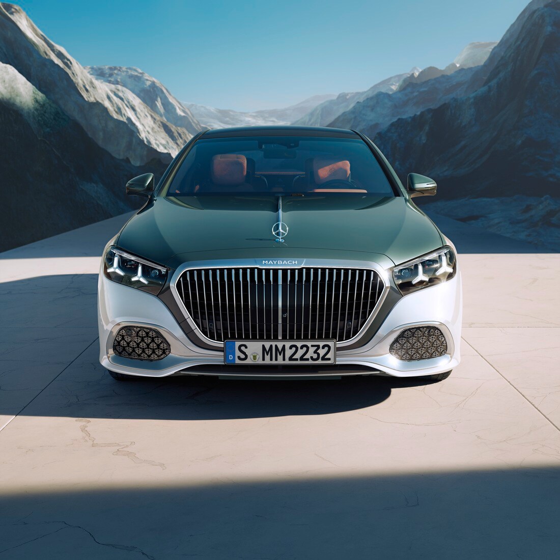 Eine Mercedes-Maybach S-Klasse frontal stehend in einer Bergkulisse.