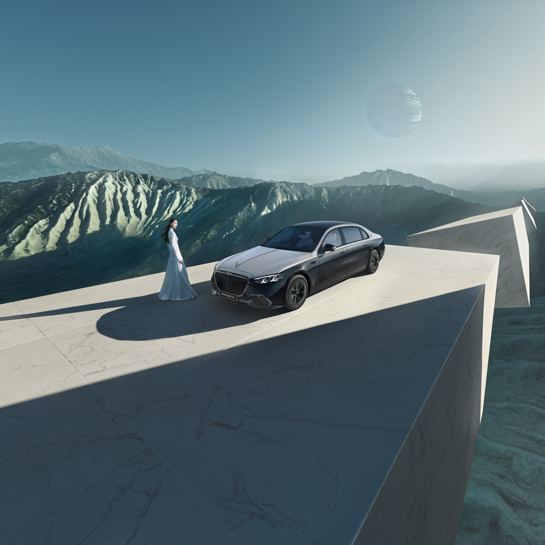 Die neue Mercedes-Maybach S-Klasse | Mercedes-Benz Eine Frau steht neben einer parkenden Mercedes-Maybach S-Klasse. Im Hintergrund eine Bergkulisse.