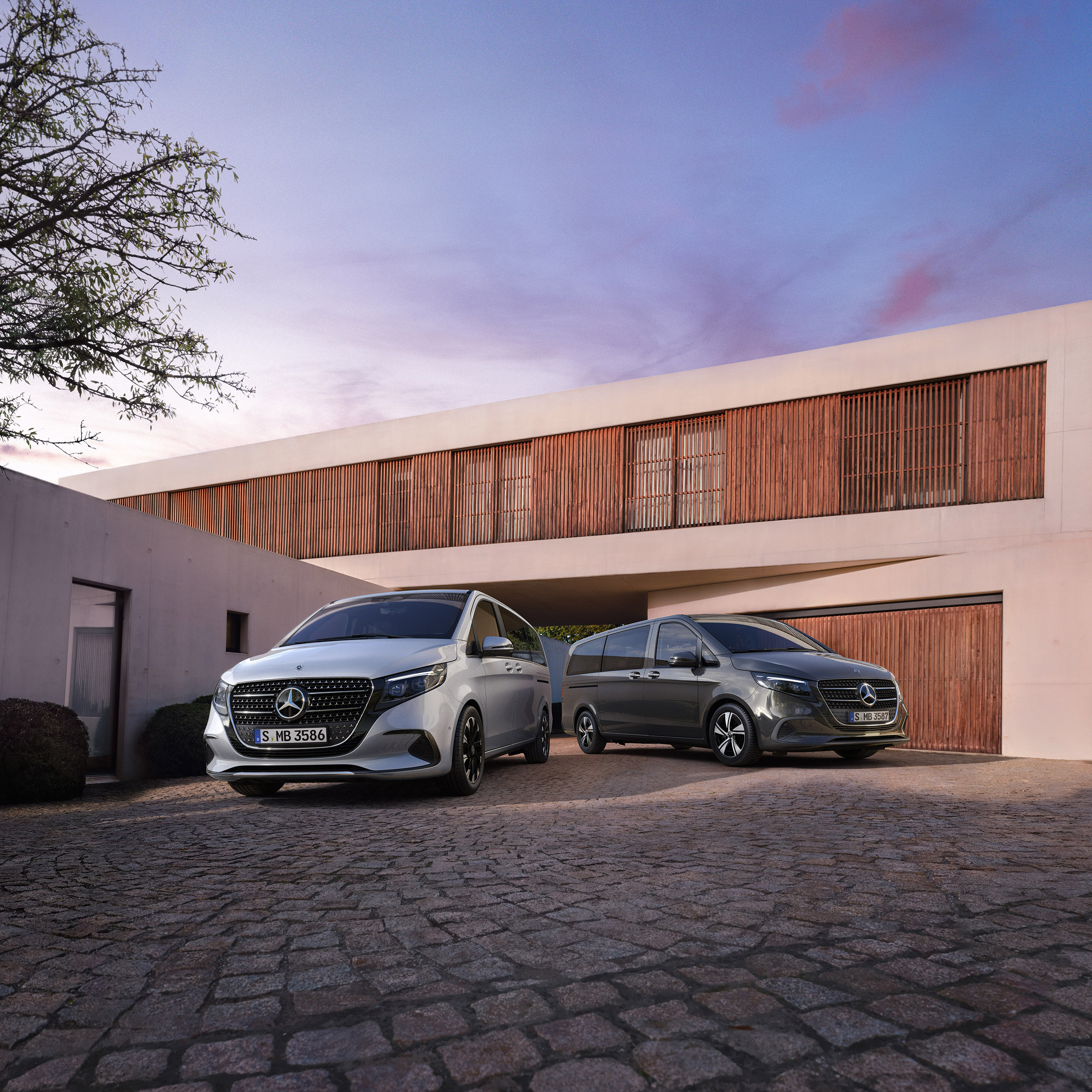 Special Edition | Mercedes-Benz Zwei V-Klasse Sondermodelle stehen vor einem modernen Gebäude.