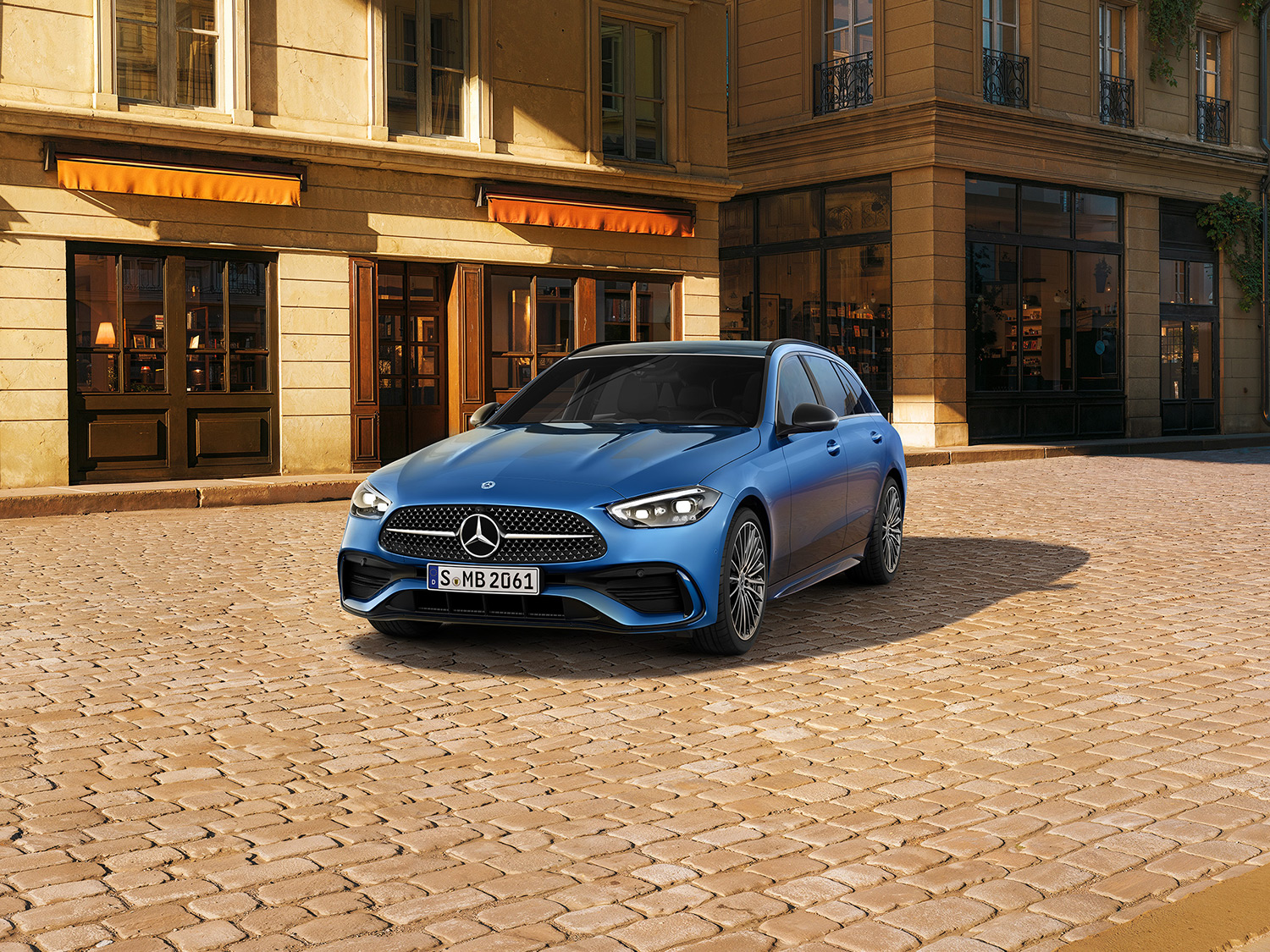 Blaue Mercedes-Benz C-Klasse T-Modell, parkend auf Kopfsteinpflaster. Zeit die sich Lohnt | Mercedes-Benz