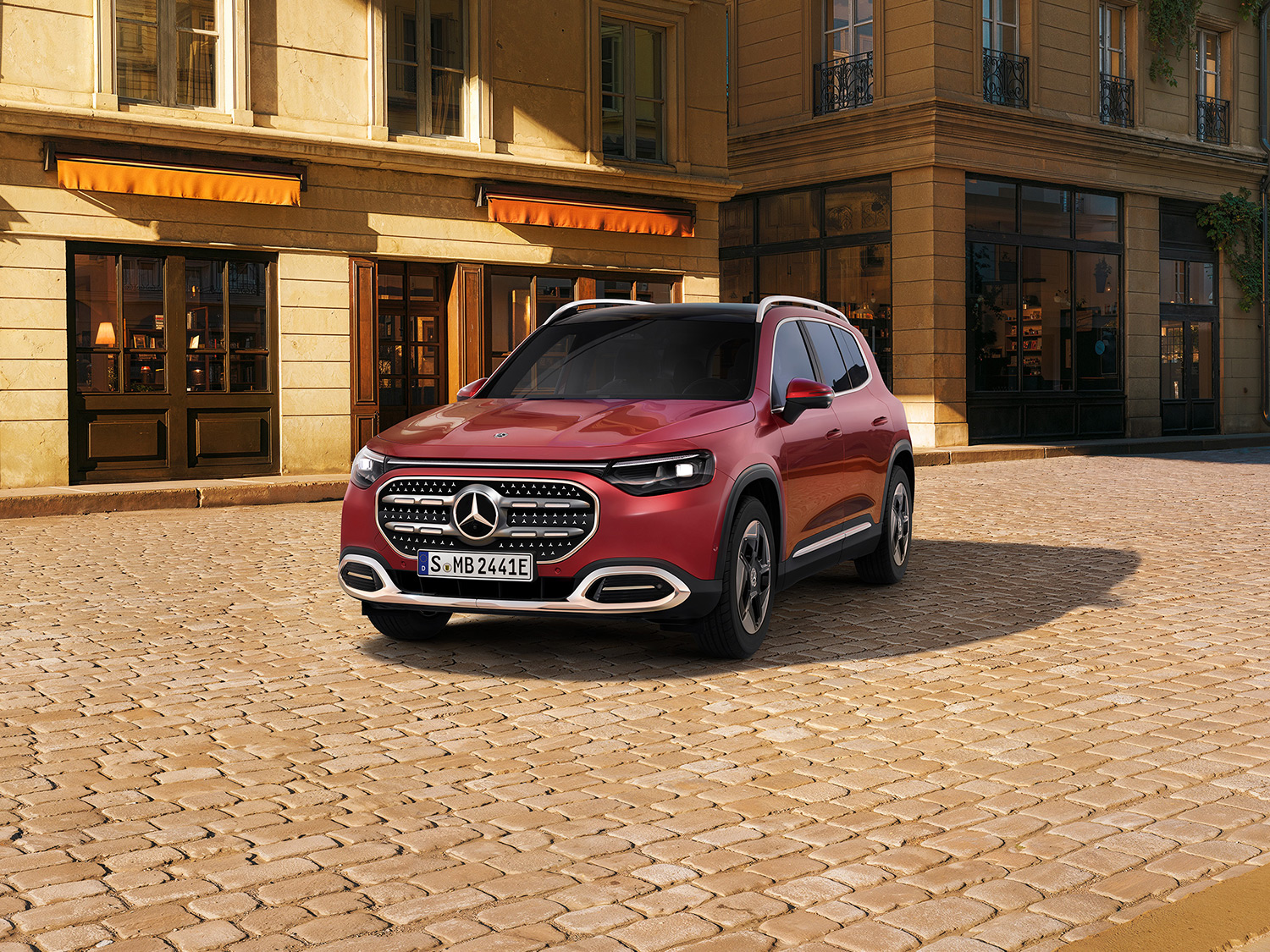 Roter vollelektrischer GLB parkend auf Kopfsteinpflaster. Zeit die sich Lohnt | Mercedes-Benz