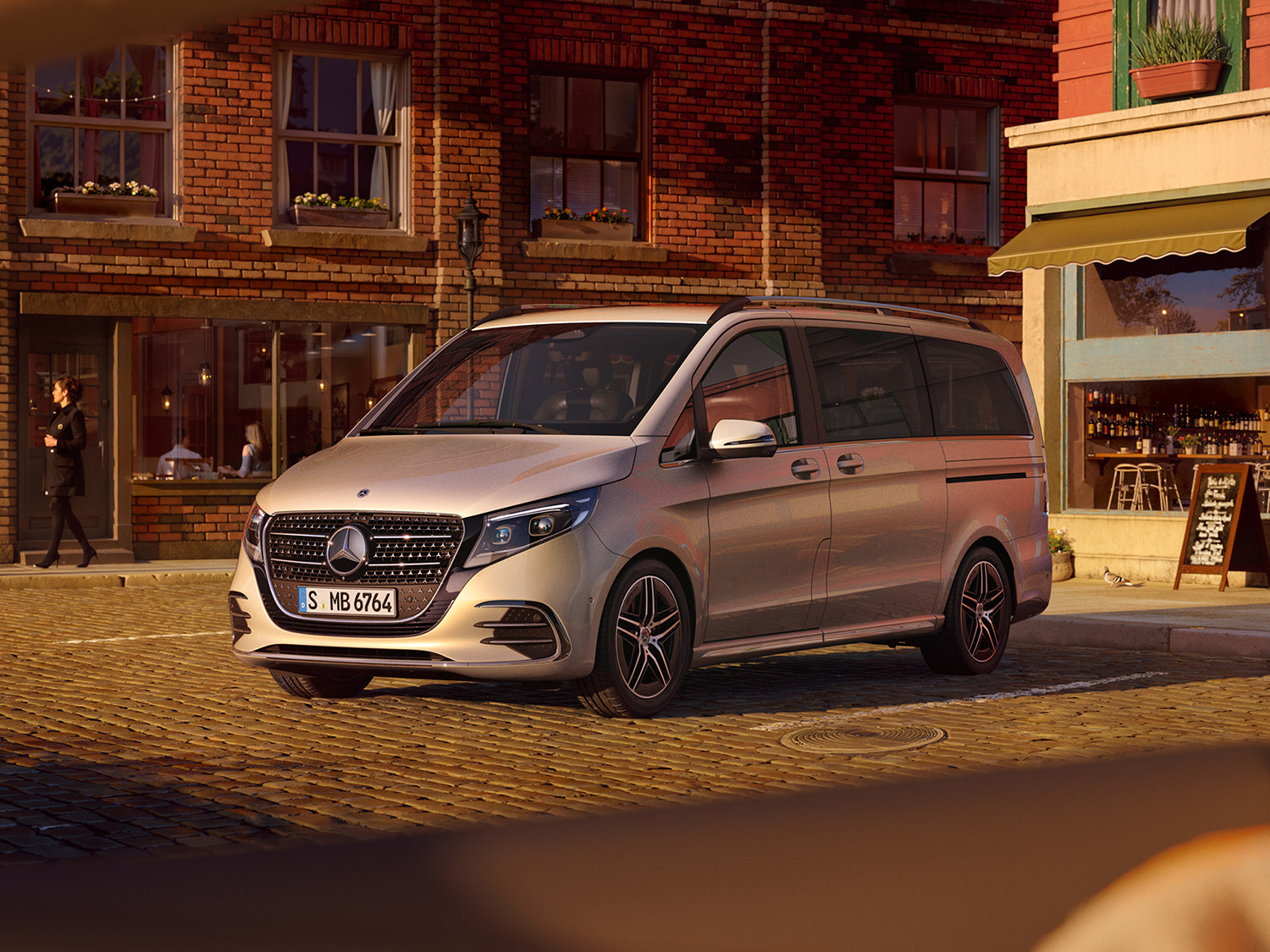 Mercedes-Benz V-Klasse parkend in einer Stadt, blick durch ein Mercedes-Benz Fahrzeug. Zeit die sich Lohnt | Mercedes-Benz