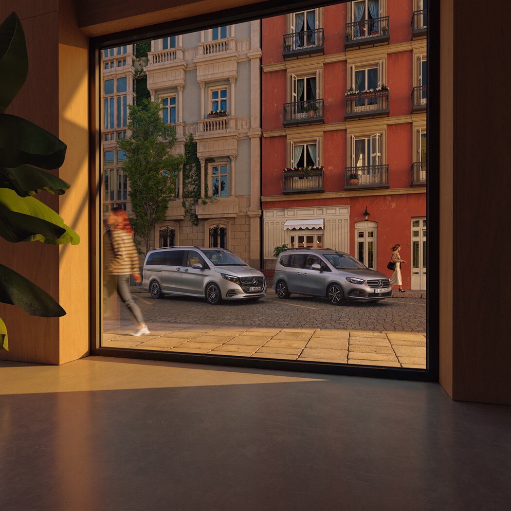 Zwei Mercedes-Benz Vans vor einem Schaufenster.