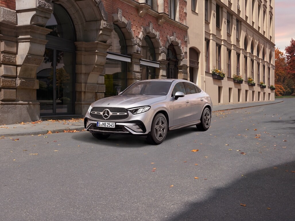 Die Mercedes-Benz A-Klasse in Frontalasicht steht vor einer Brücke am Wasser im Sonnenuntergang.