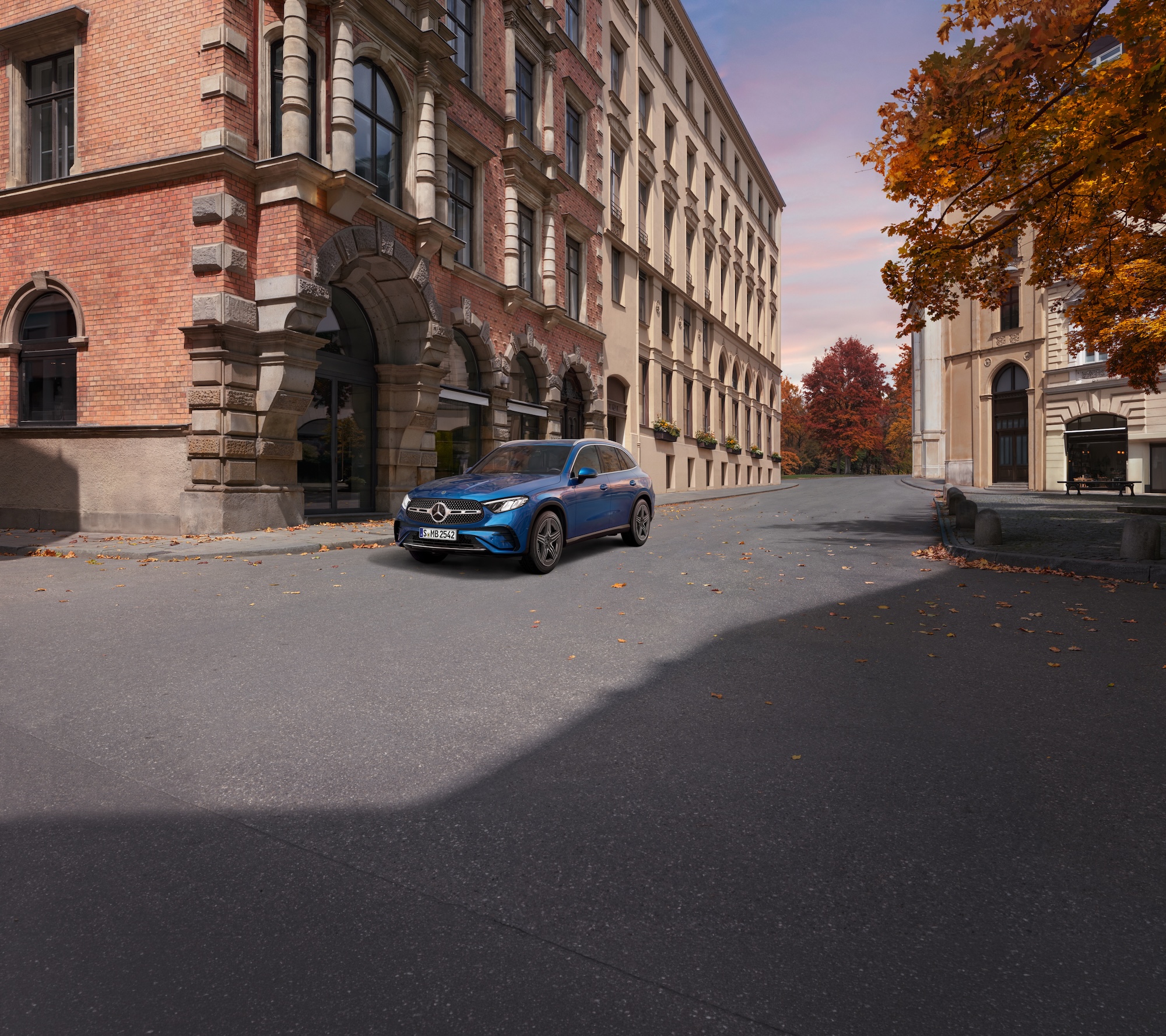 Warum entscheiden | Mercedes-Benz Ein silberner Mercedes-Benz GLB in Frontalasicht steht vor einer Brücke am Wasser.