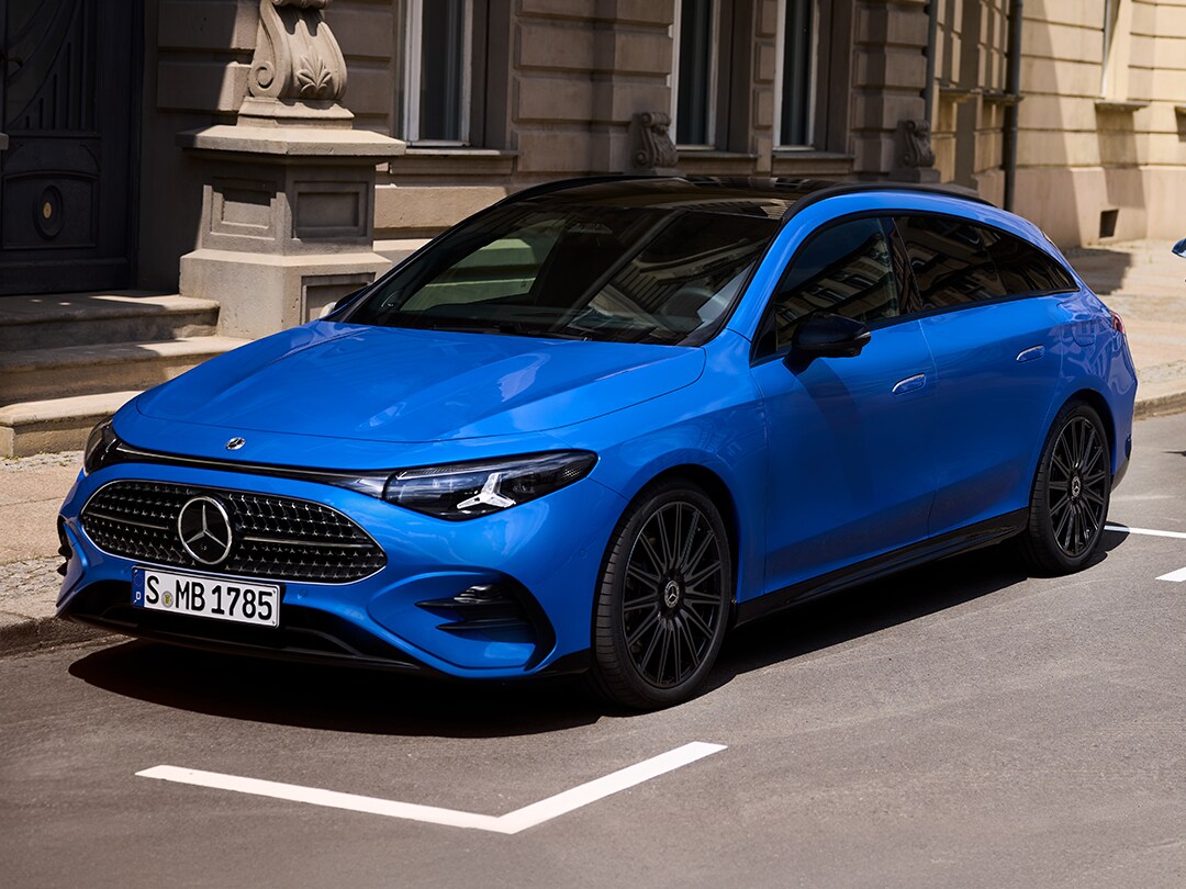 Ein leuchtend blauer CLA Shooting Brake vor einer städtischen Kulisse.