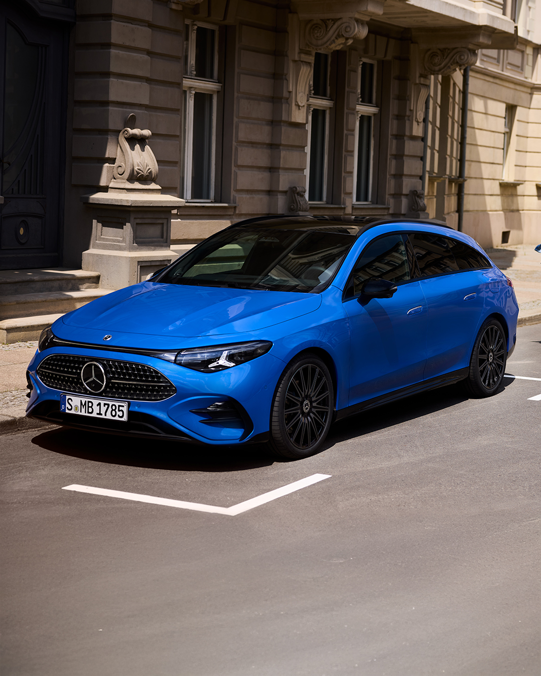 Warum entscheiden | Mercedes-Benz Ein leuchtend blauer CLA Shooting Brake vor einer städtischen Kulisse.