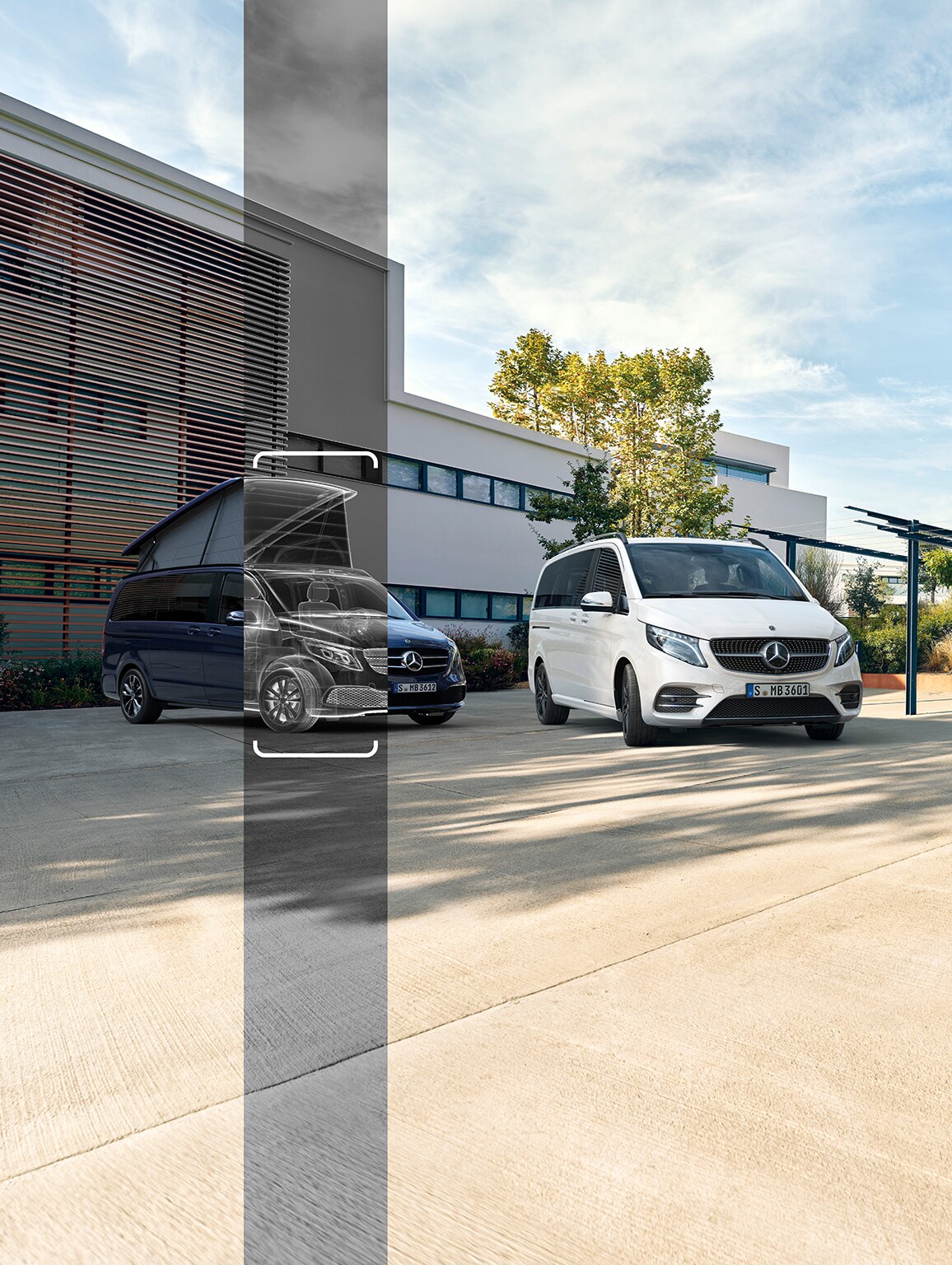 drei Fahrzeuge stehen im Innenhof vor einem Gebäude