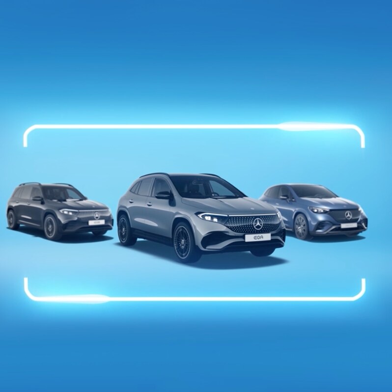 Drei vollelektische Junge Sterne von Mercedes-Benz auf blauem Hintergrund