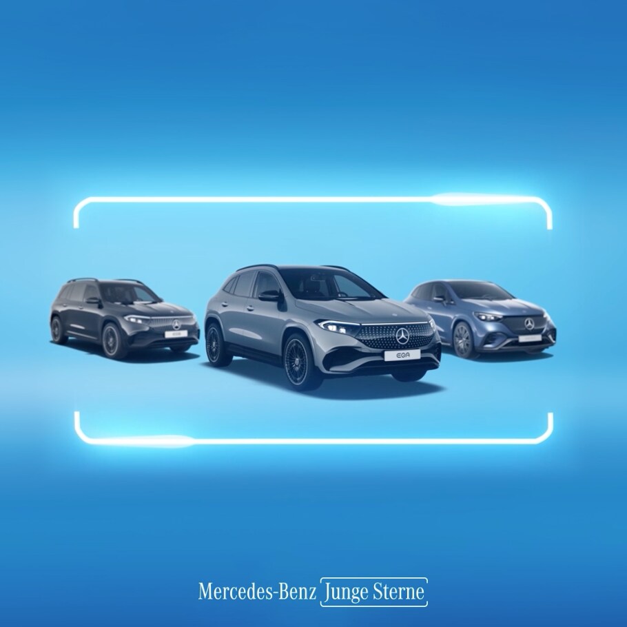 Drei vollelektische Junge Sterne von Mercedes-Benz auf blauem Hintergrund