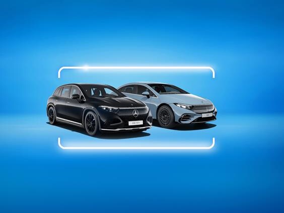 Zwei Junge Sterne von Mercedes-Benz auf blauem Grund zwischen zwei Klammern.
