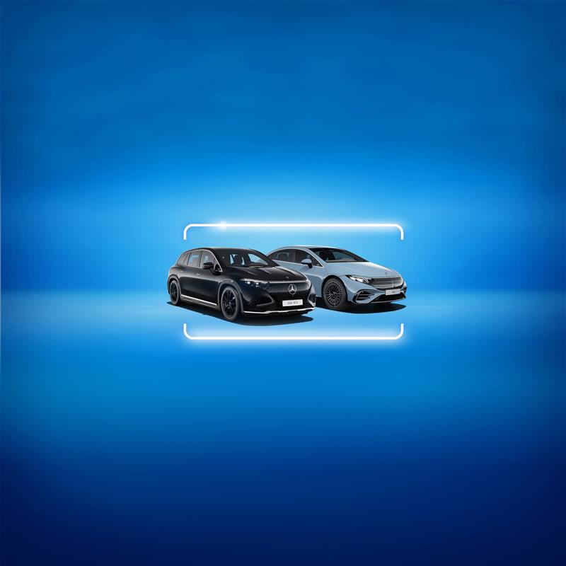 Elektrofahrzeuge | Mercedes-Benz Zwei Junge Sterne von Mercedes-Benz auf blauem Grund zwischen zwei Klammern.