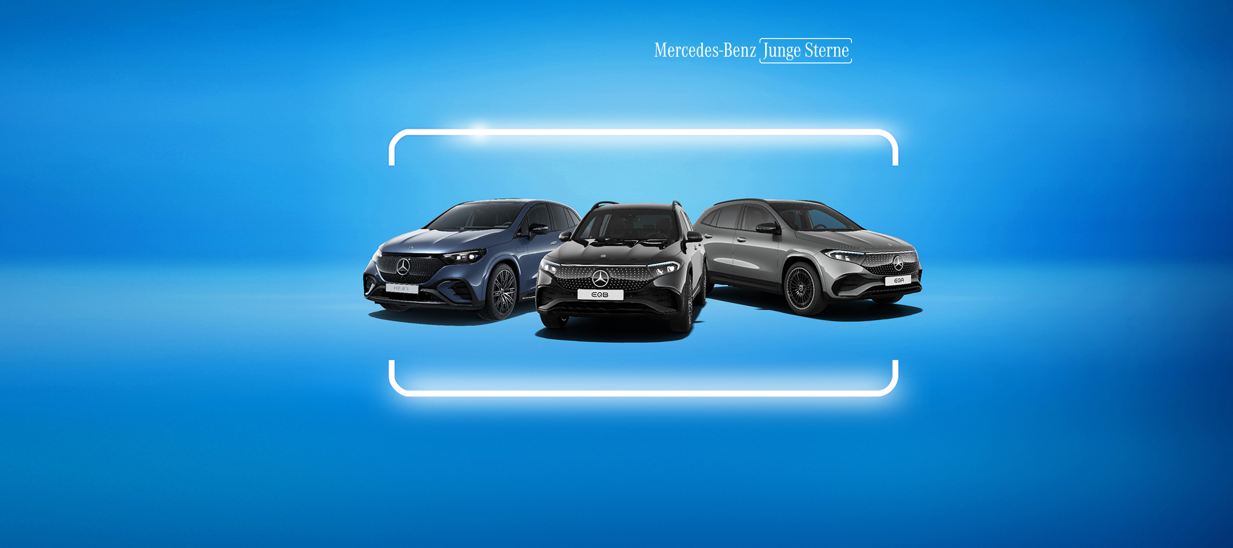 Vollelektrische Junge Sterne | Mercedes-Benz Vollelektrische Junge Sterne von Mercedes-Benz. Gezeigt wird der EQA, EQB und EQE auf blauem Hintergrund