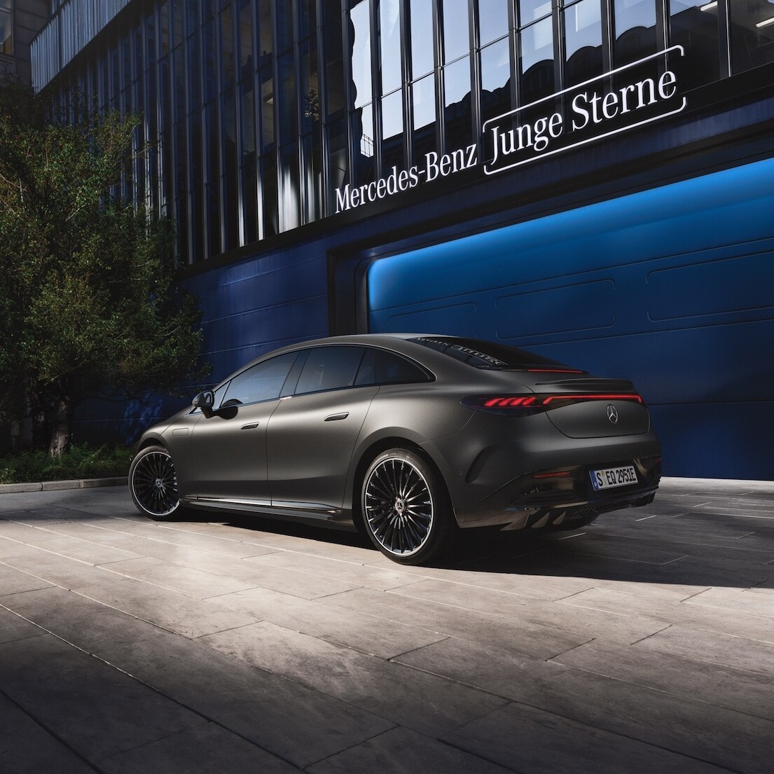 Ein Mercedes-Benz Modell stehend vor einem haus