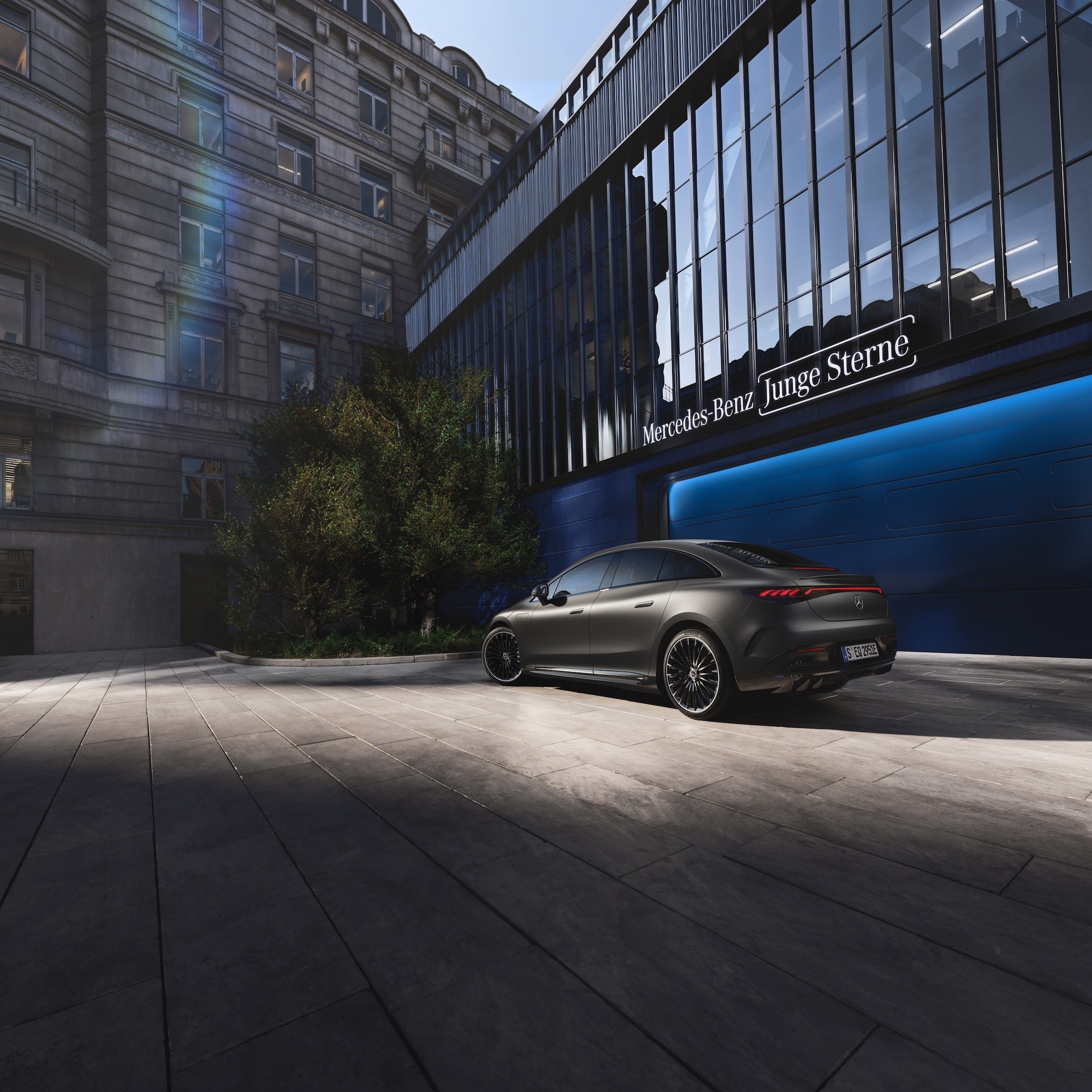 Junge Sterne | Mercedes-Benz Ein Mercedes-Benz Modell stehend vor einem haus