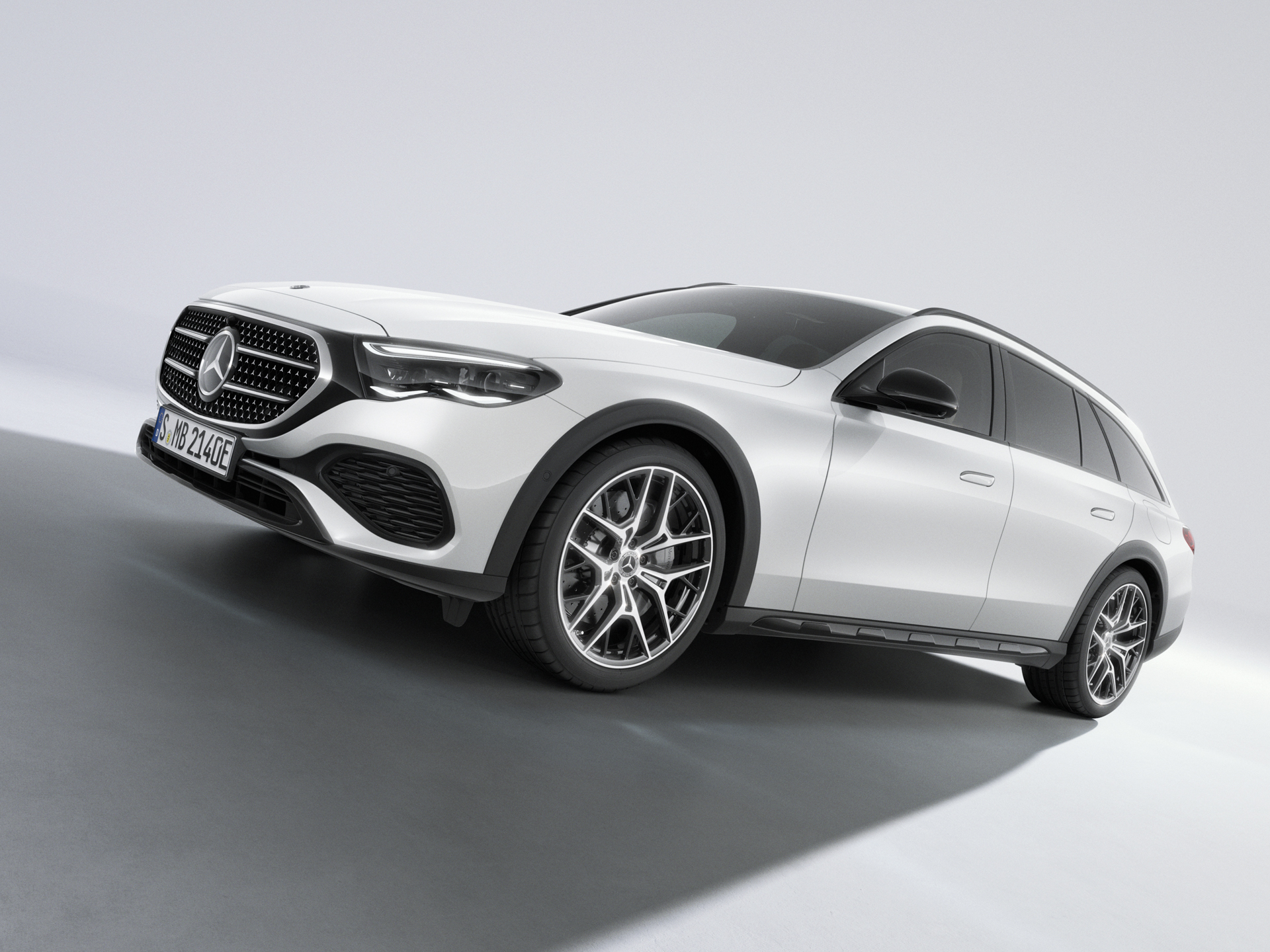 Taxi | Mercedes-Benz. Ein weißes Mercedes-Benz E-Klasse T-Modell in der seitlichen Frontansicht auf hellem Untergrund.