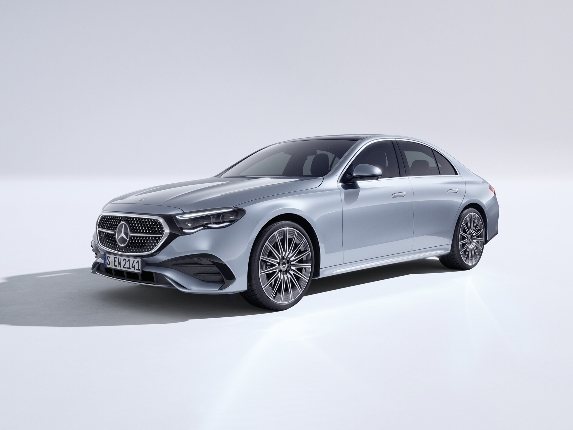 Eine silbergraue Mercedes-Benz E-Klasse in der seitlichen Frontansicht auf hellem Untergrund.