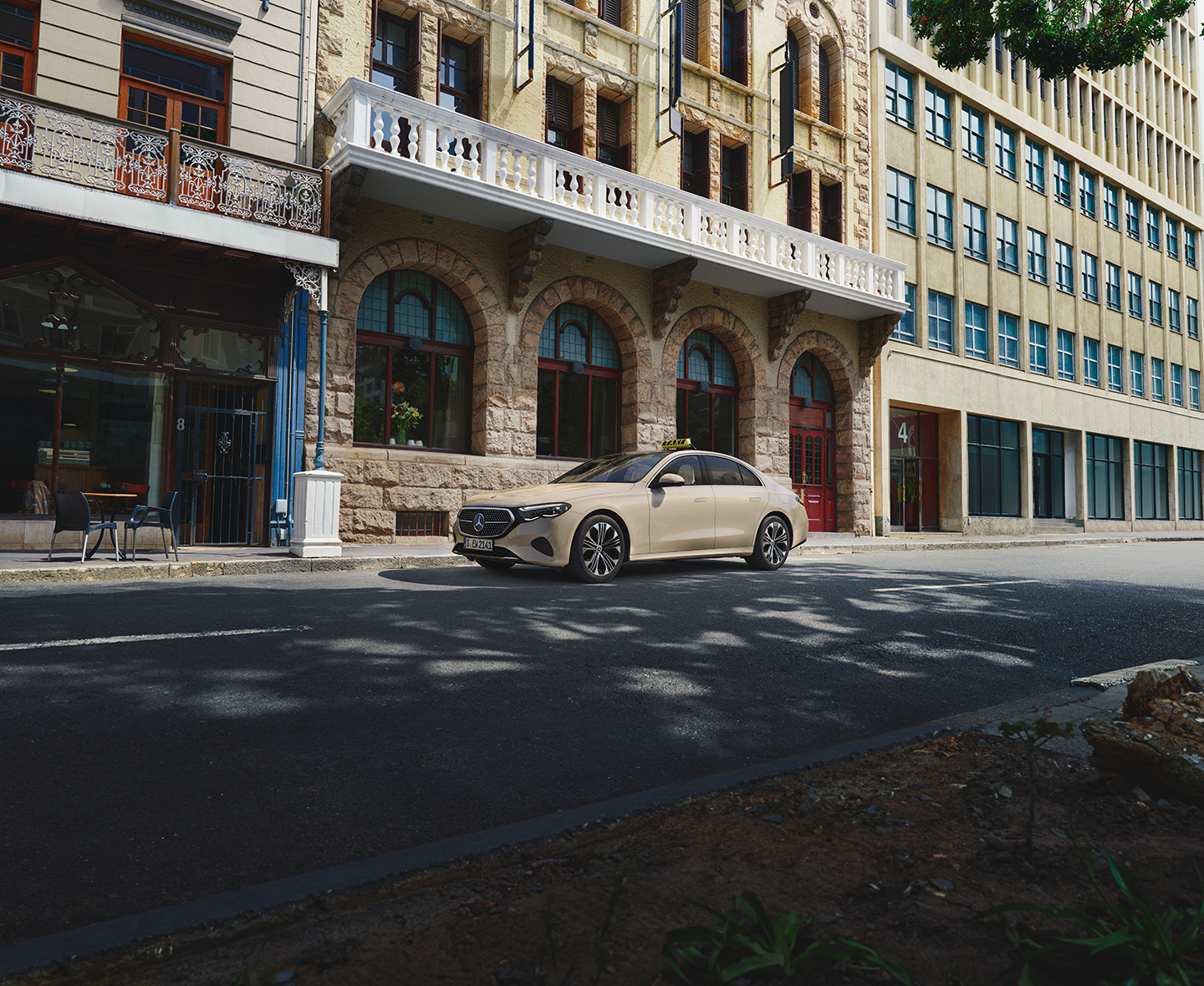 Mercedes-Benz Taxi Eine Mercedes-Benz E-Klasse als Taxi steht am Starßenrand vor einer Häuserfront.