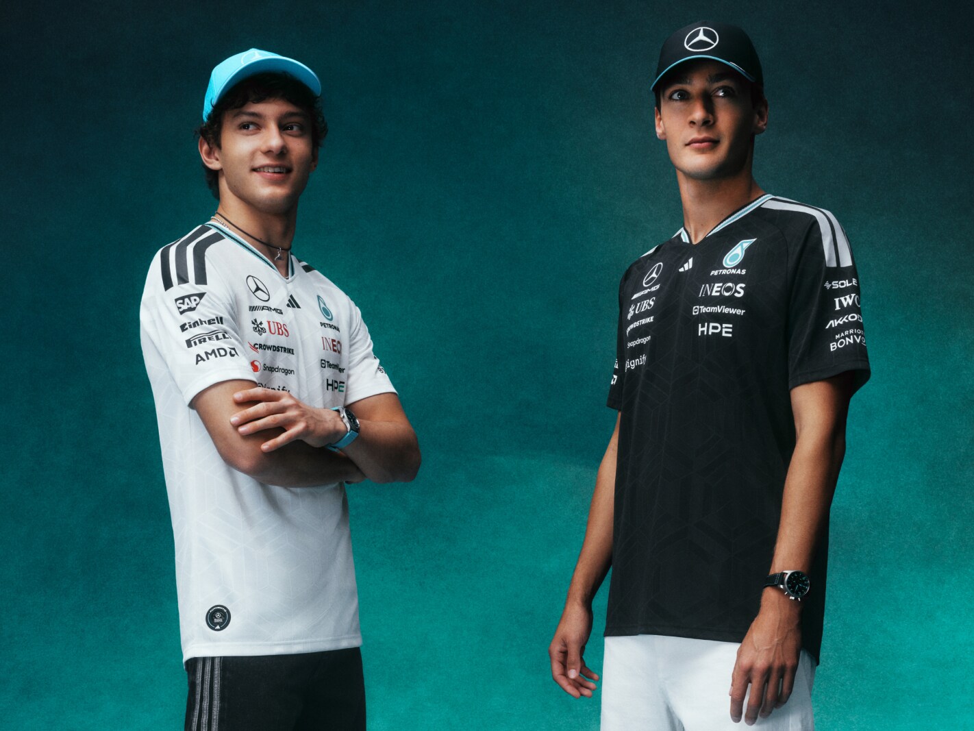 Bilder zweier Männer vor grünem Hintergrund.