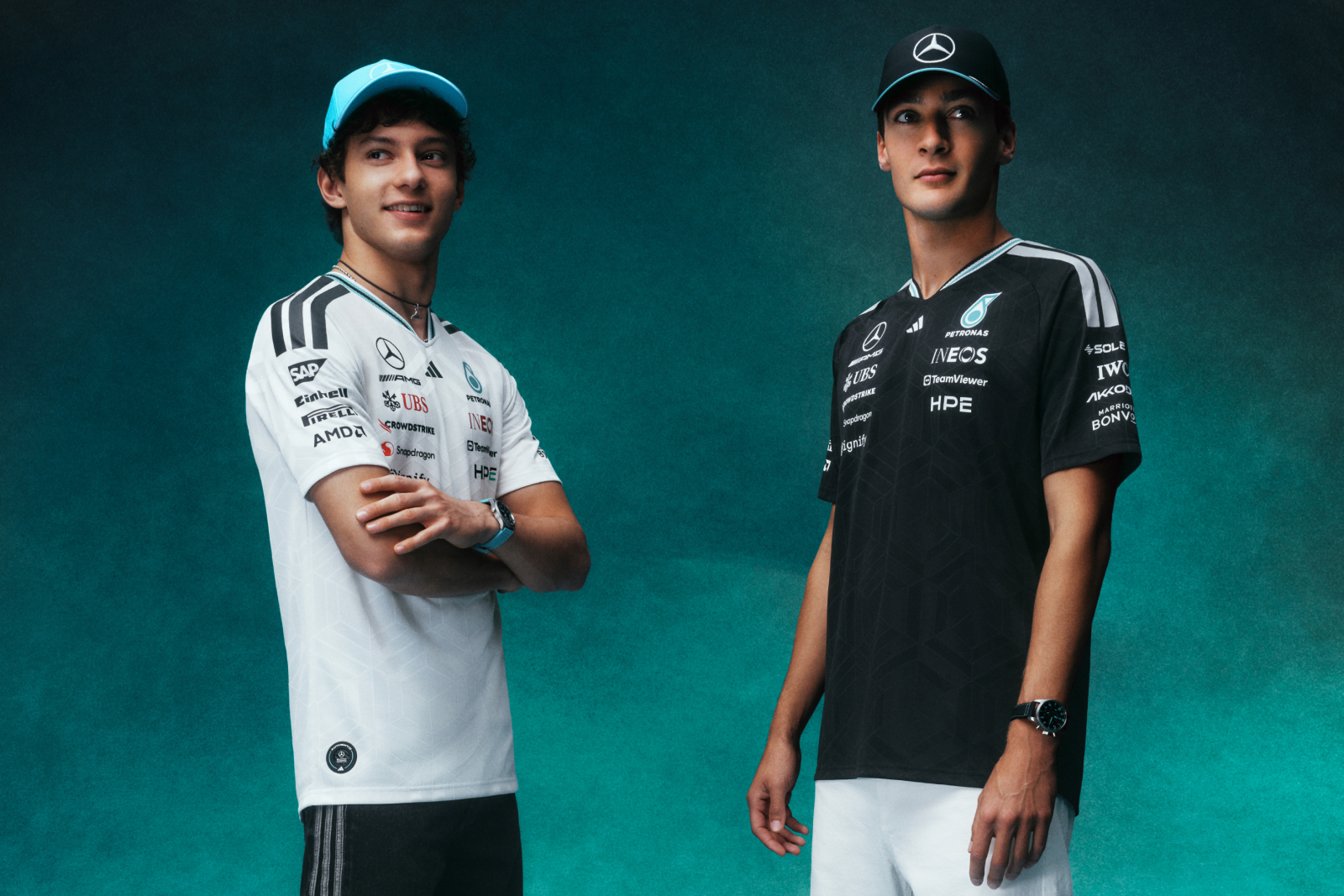 Shop im Mercedes‑Benz Kundencenter | Mercedes-Benz. Bilder zweier Männer vor grünem Hintergrund.