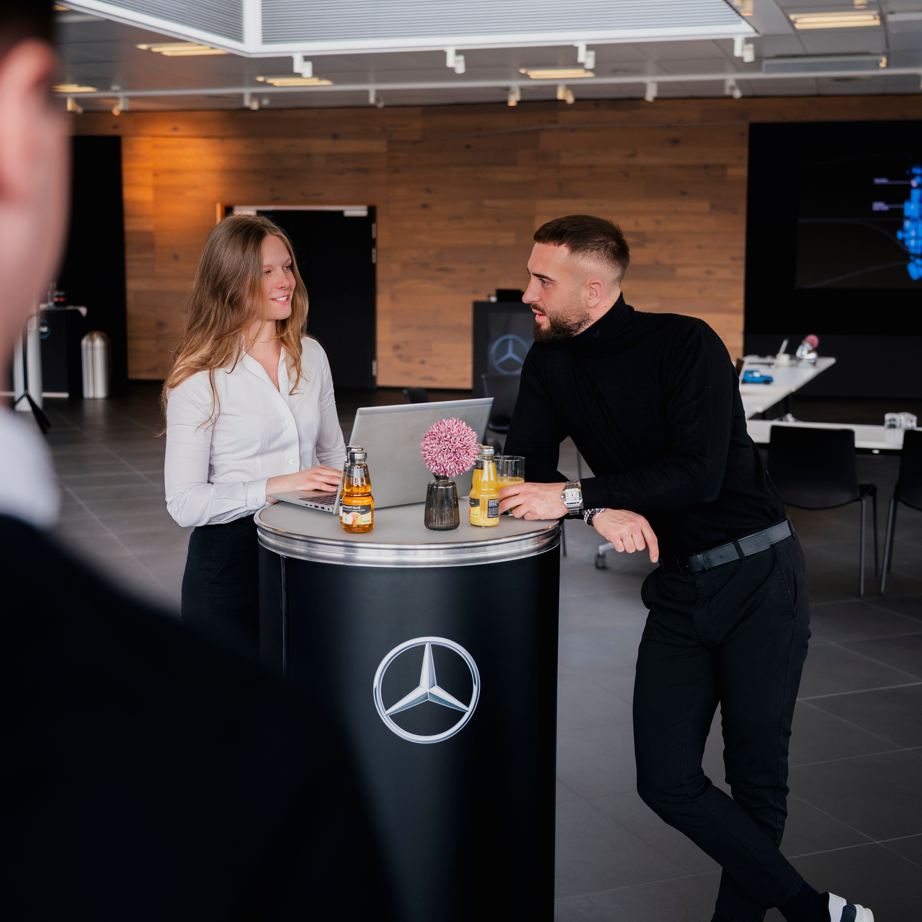 Mehrere Menschen befinden sich in einem der Konferenzräume in einem Mercedes-Benz Kundencenter.