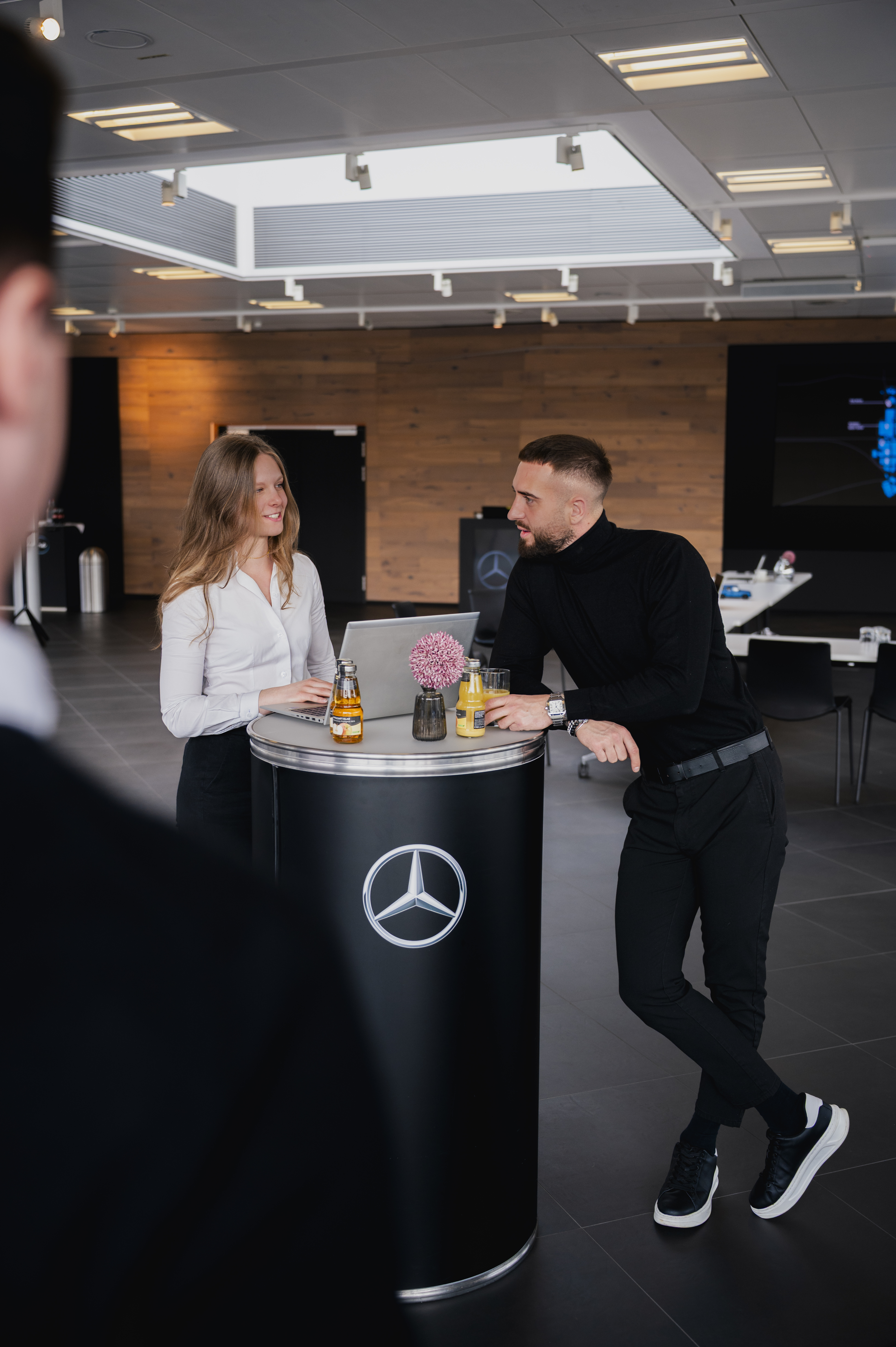 Mehrere Menschen befinden sich in einem der Konferenzräume in einem Mercedes-Benz Kundencenter.