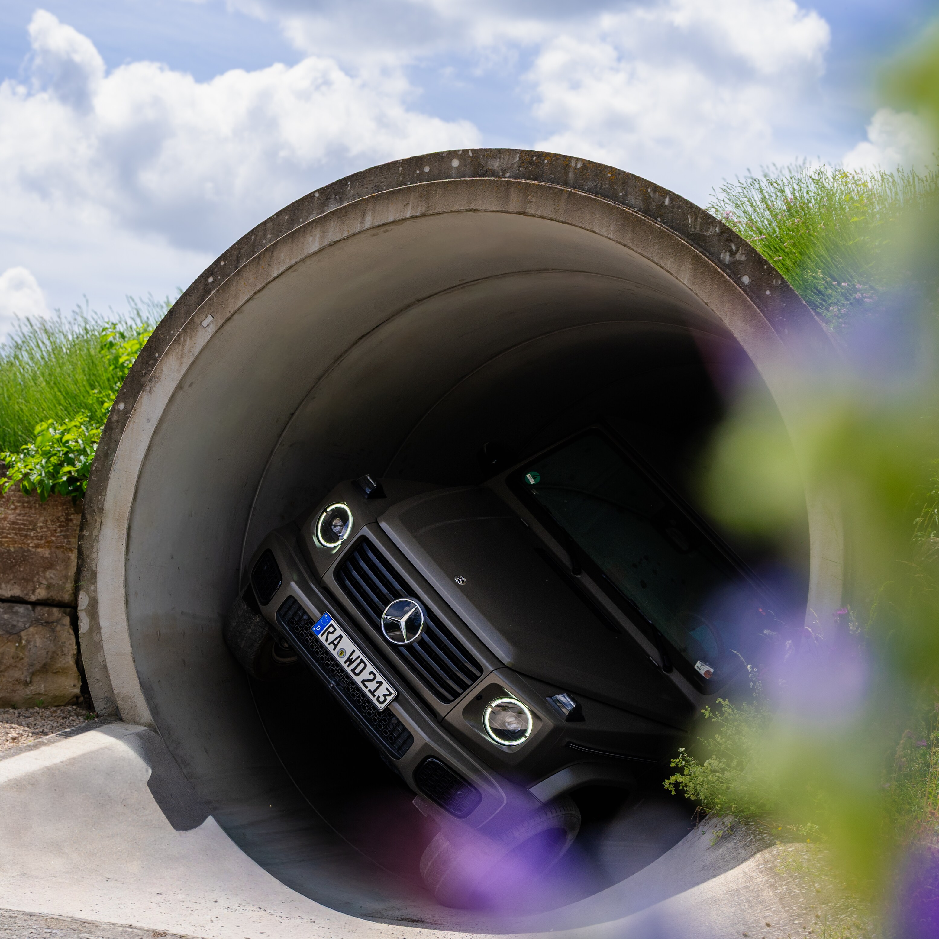 Ein dunkles Mercedes-Benz Modell fährt durch eine Röhre.