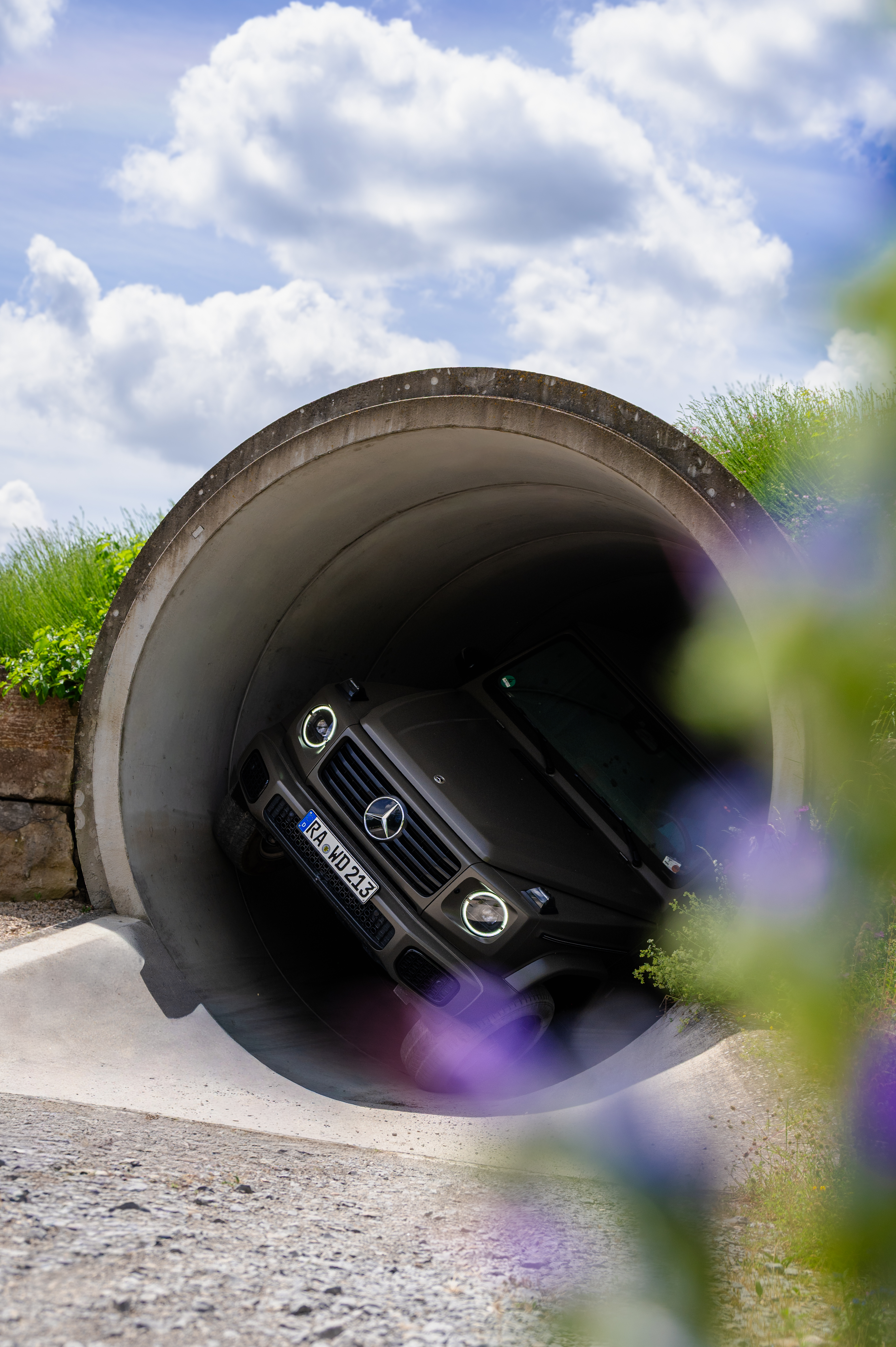 Ein dunkles Mercedes-Benz Modell fährt durch eine Röhre.