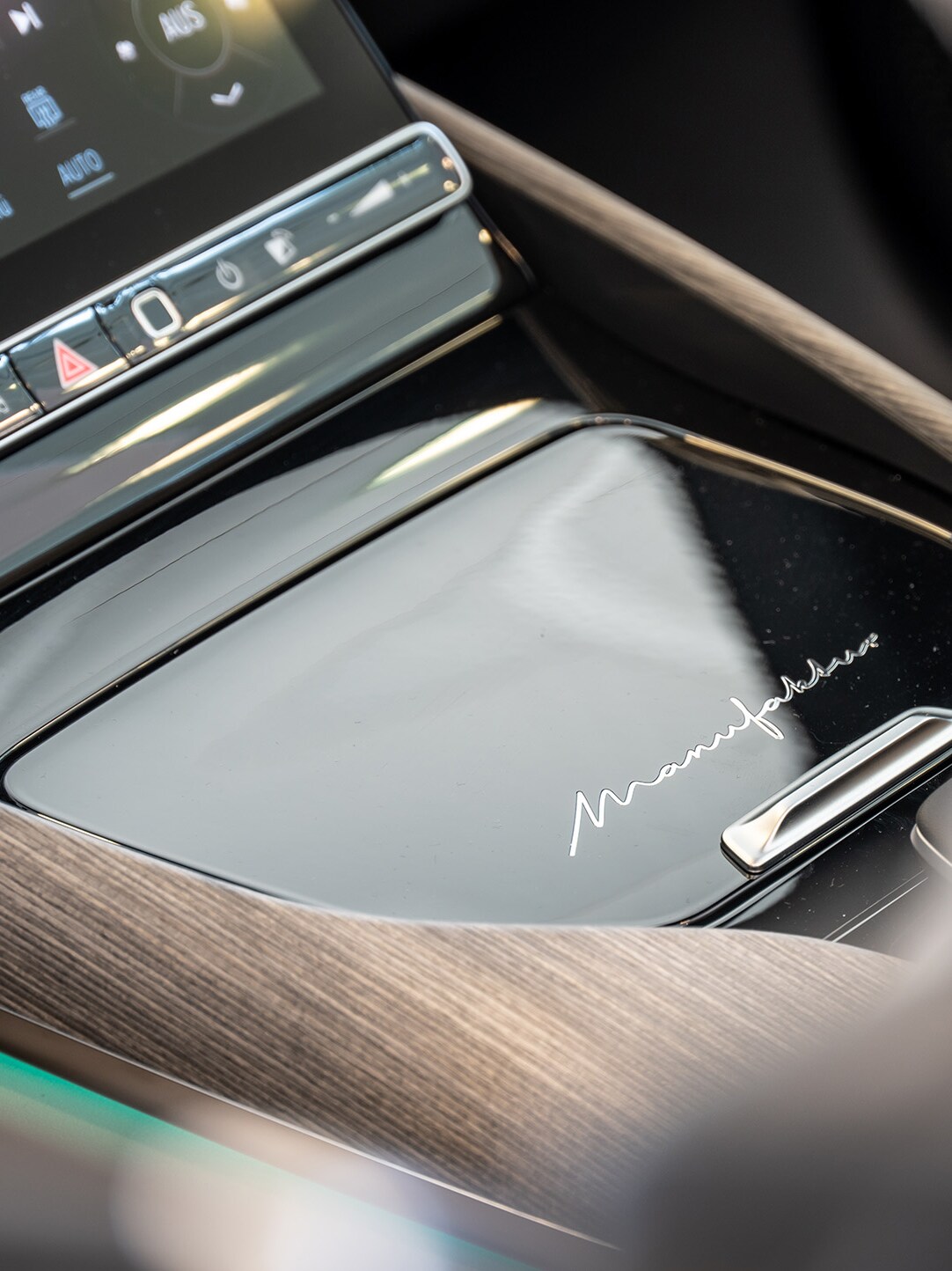 Das Innere eines Mercedes-Benz Modells mit einer Holzumantellung und eingeschalteter Technik.