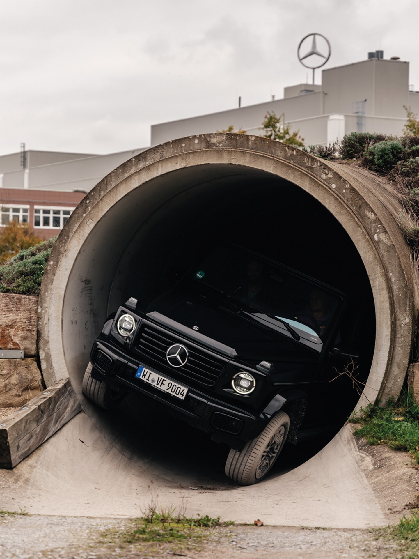 Eine G-Klasse fährt durch einen Tunnel