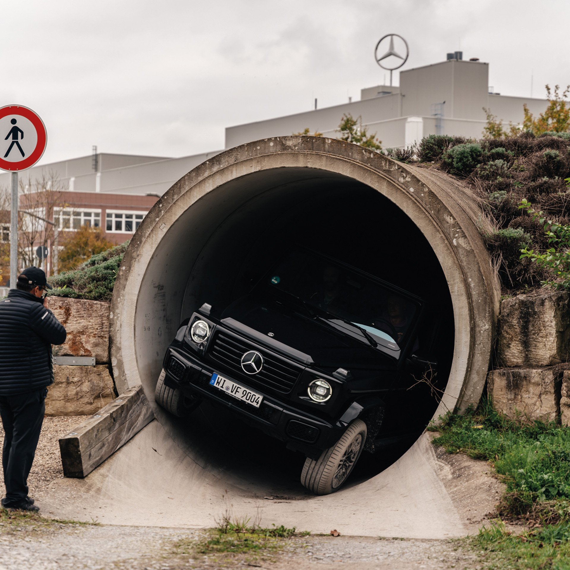 Fahrerlebnisse im Kundencenter | Mercedes-Benz. Eine G-Klasse fährt durch einen Tunnel