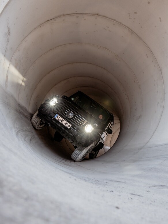 Eine G-Klasse fährt durch einen Tunnel